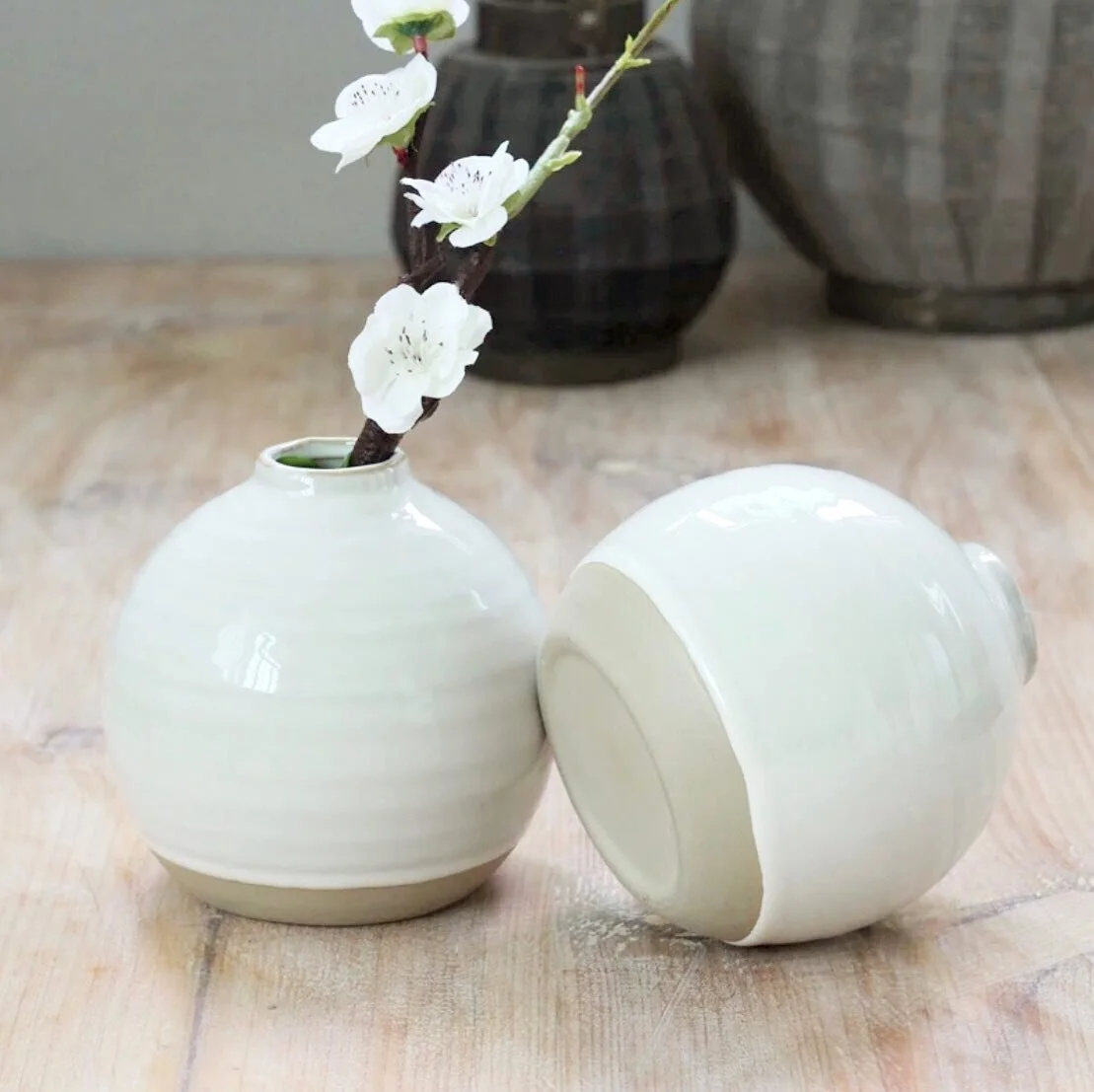 &bull; Low stock &bull; 

#chritsmasgifting #budvase #homegift #whitevase #homeware #ukbusiness #giftideasuk #shopsmallthischristmas #flowervases #driedflowerdecor