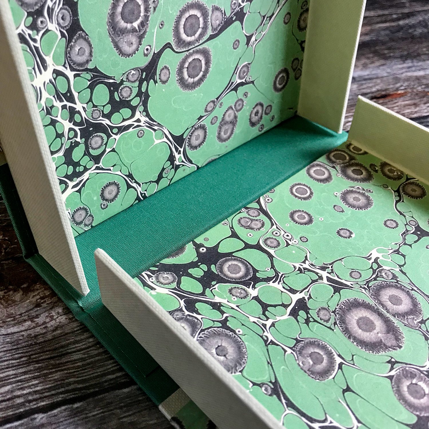 SB_Clamshell_Green_open.jpg