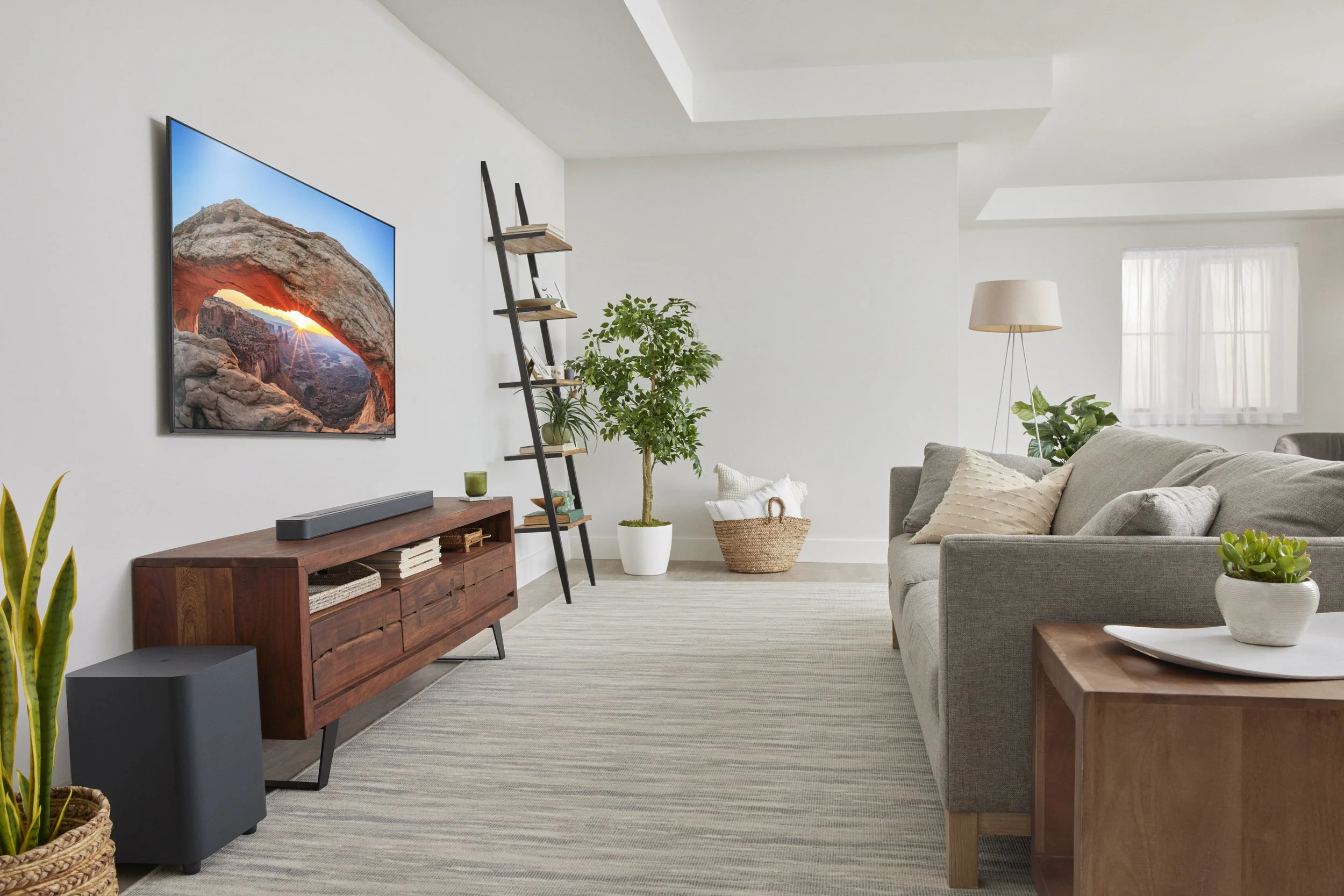 220524_JBL_Soundbar_500_Lifestyle_A_AW_8953_x2.jpg