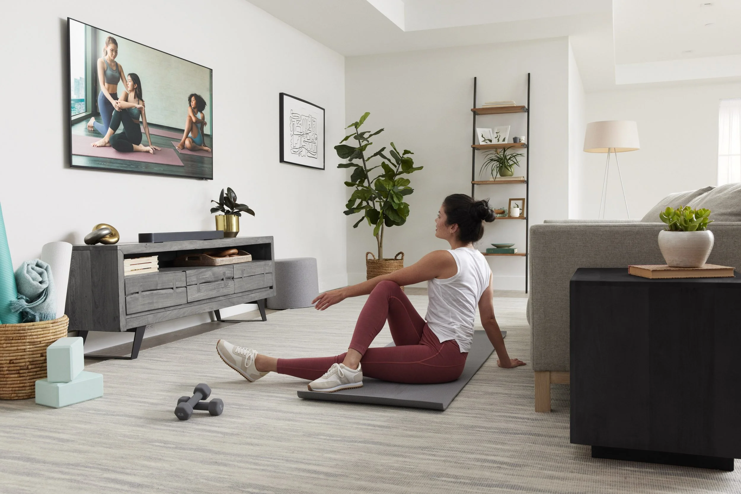 220524_JBL_Soundbar_300_Lifestyle_Workout_AW_10151_x1.jpg