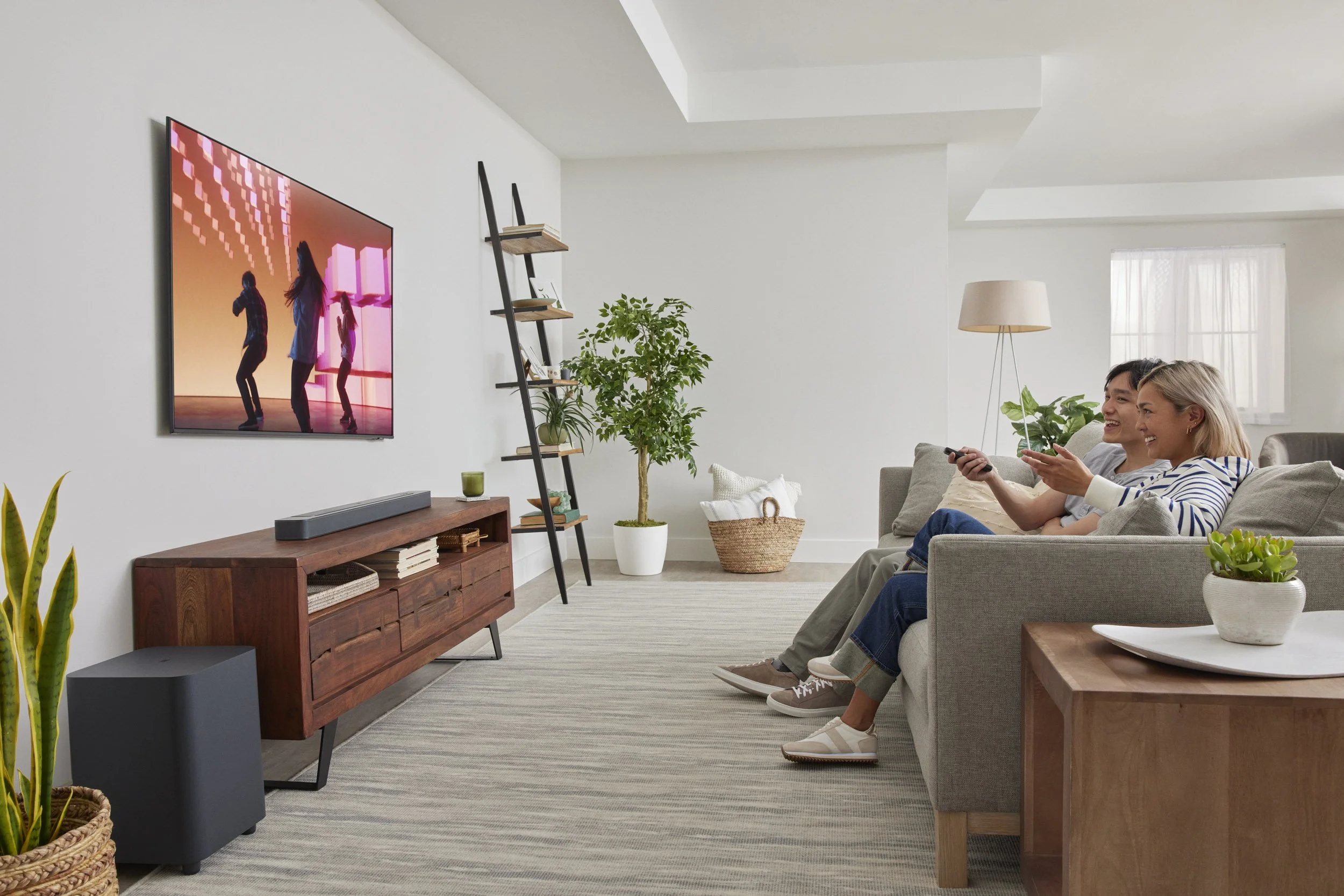 220524_JBL_Soundbar_500_Lifestyle_APAC_AW_8709_x2.jpg