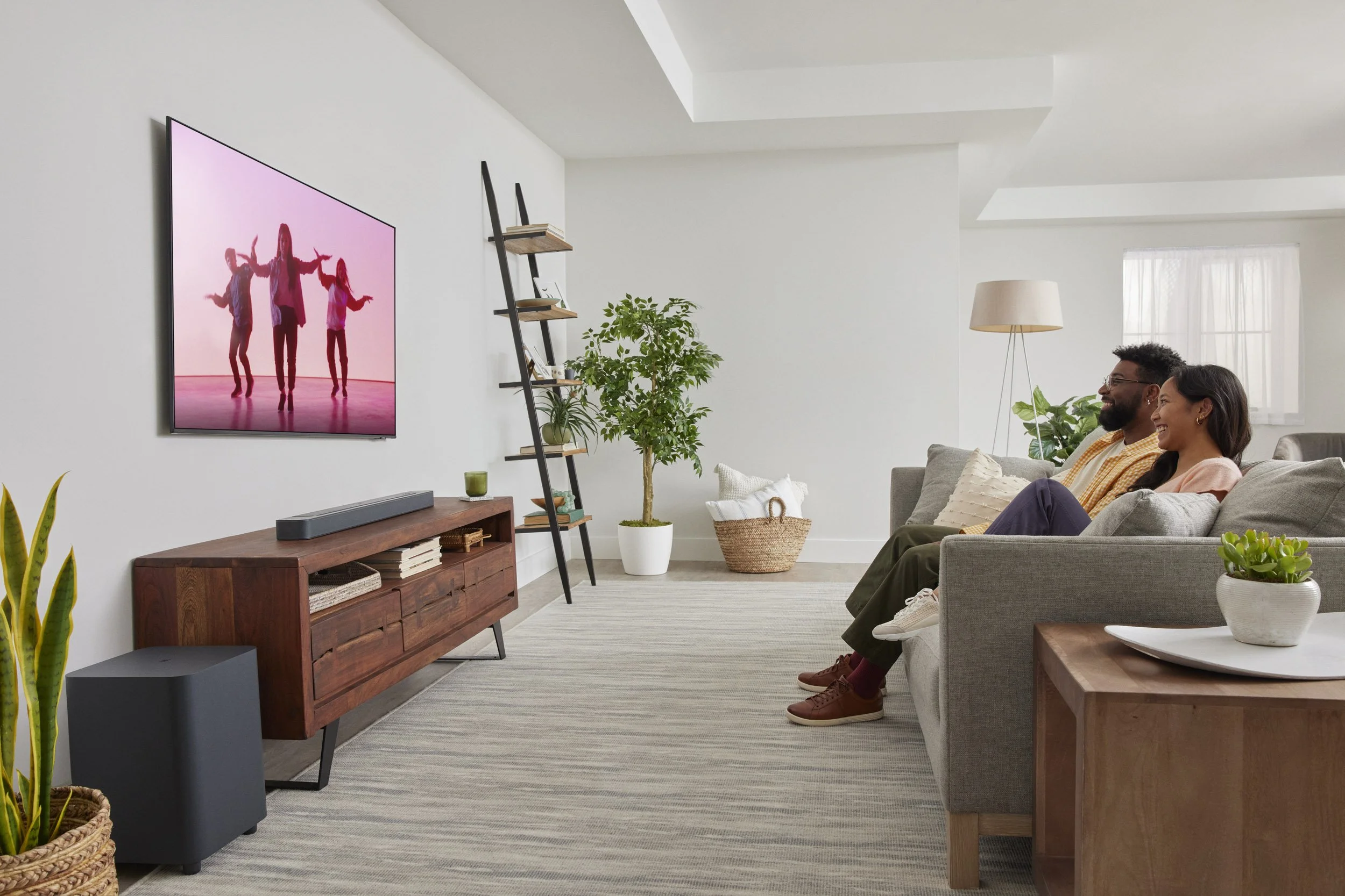 220524_JBL_Soundbar_500_Lifestyle_A_AW_8893_x2.jpg