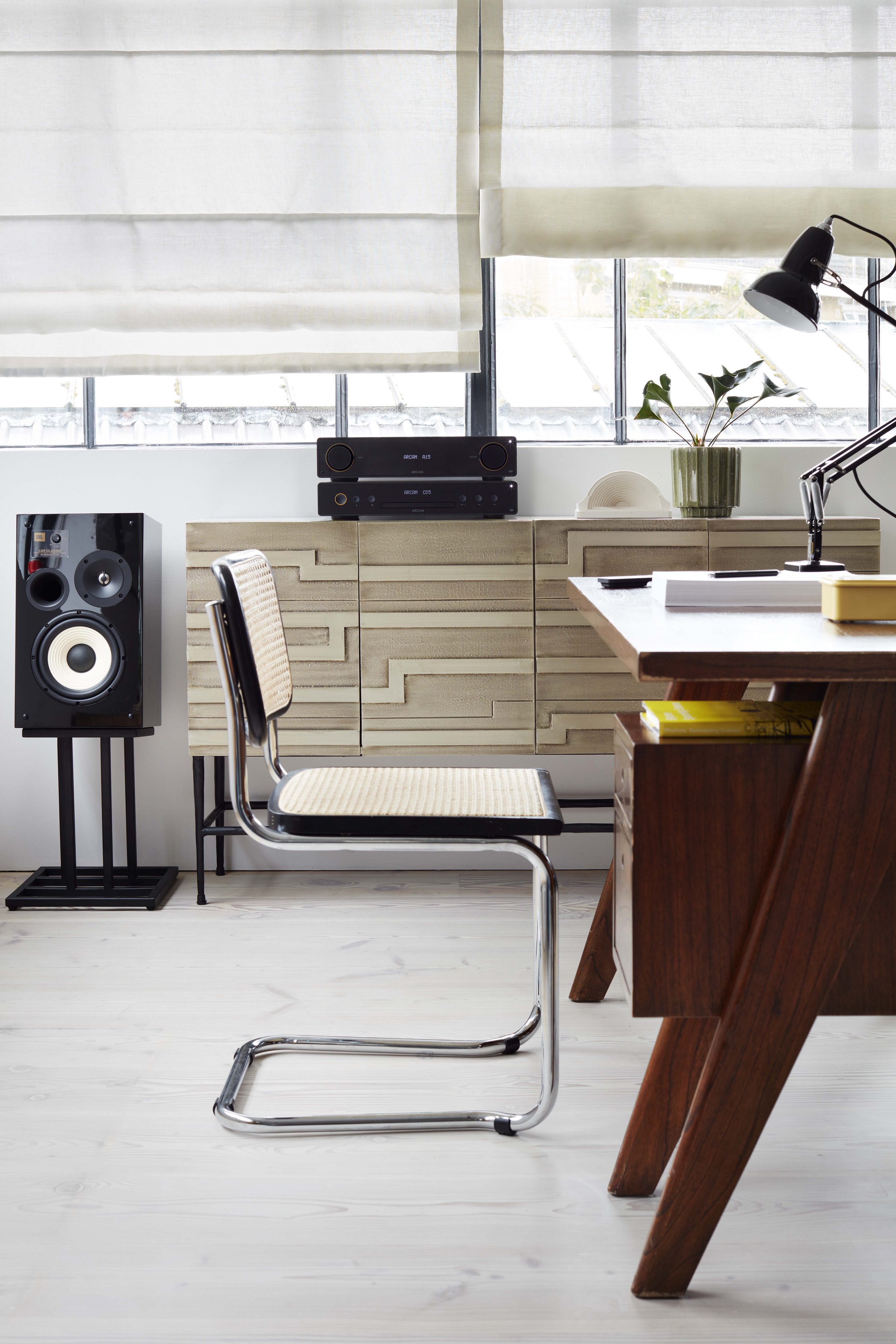 ARCAM_RADIA SERIES_Cameo_A15 CD5_JBL L82 Classic_Lifestyle_1.jpg