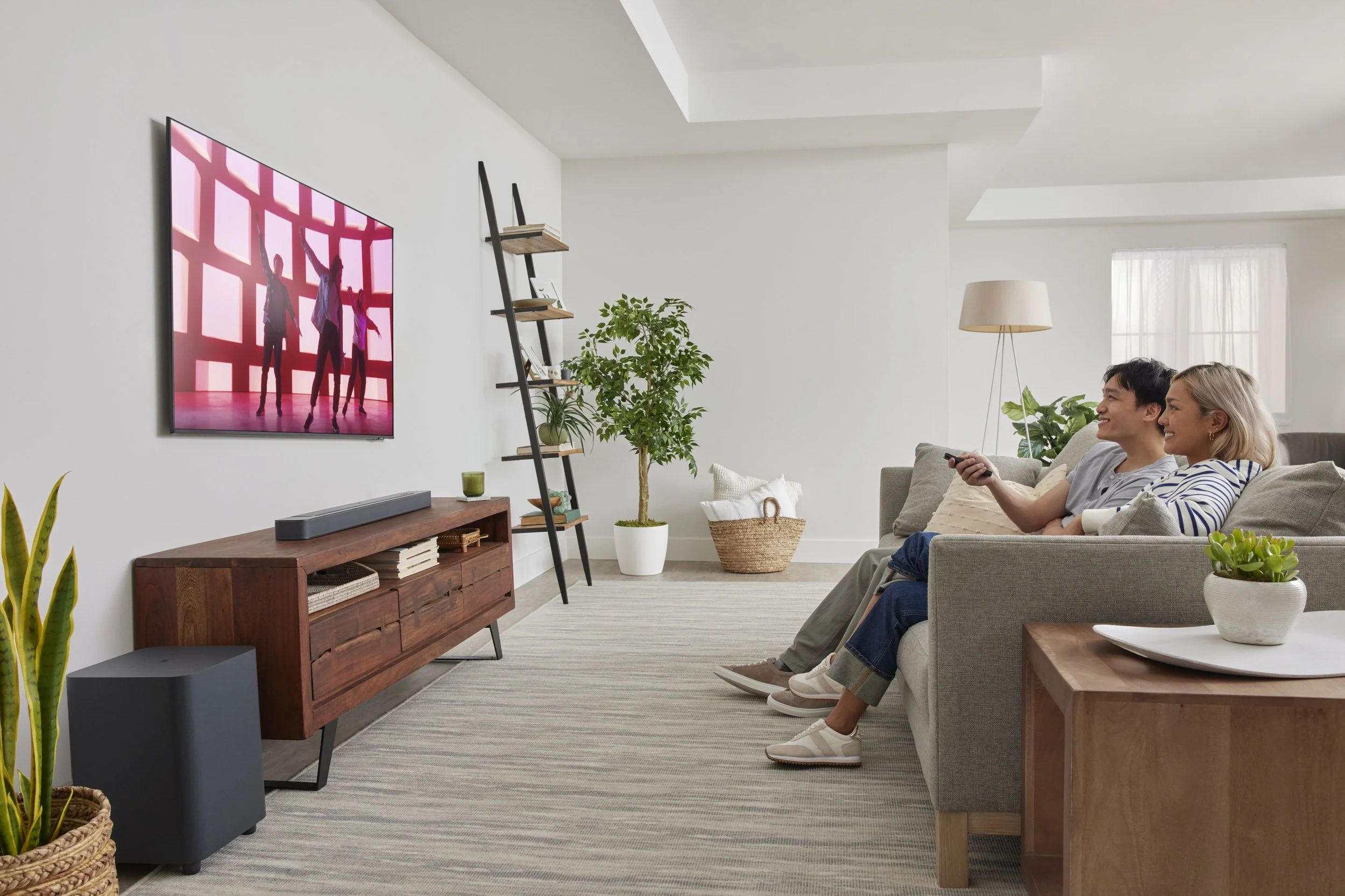 220524_JBL_Soundbar_500_Lifestyle_APAC_AW_8708_x2.jpg