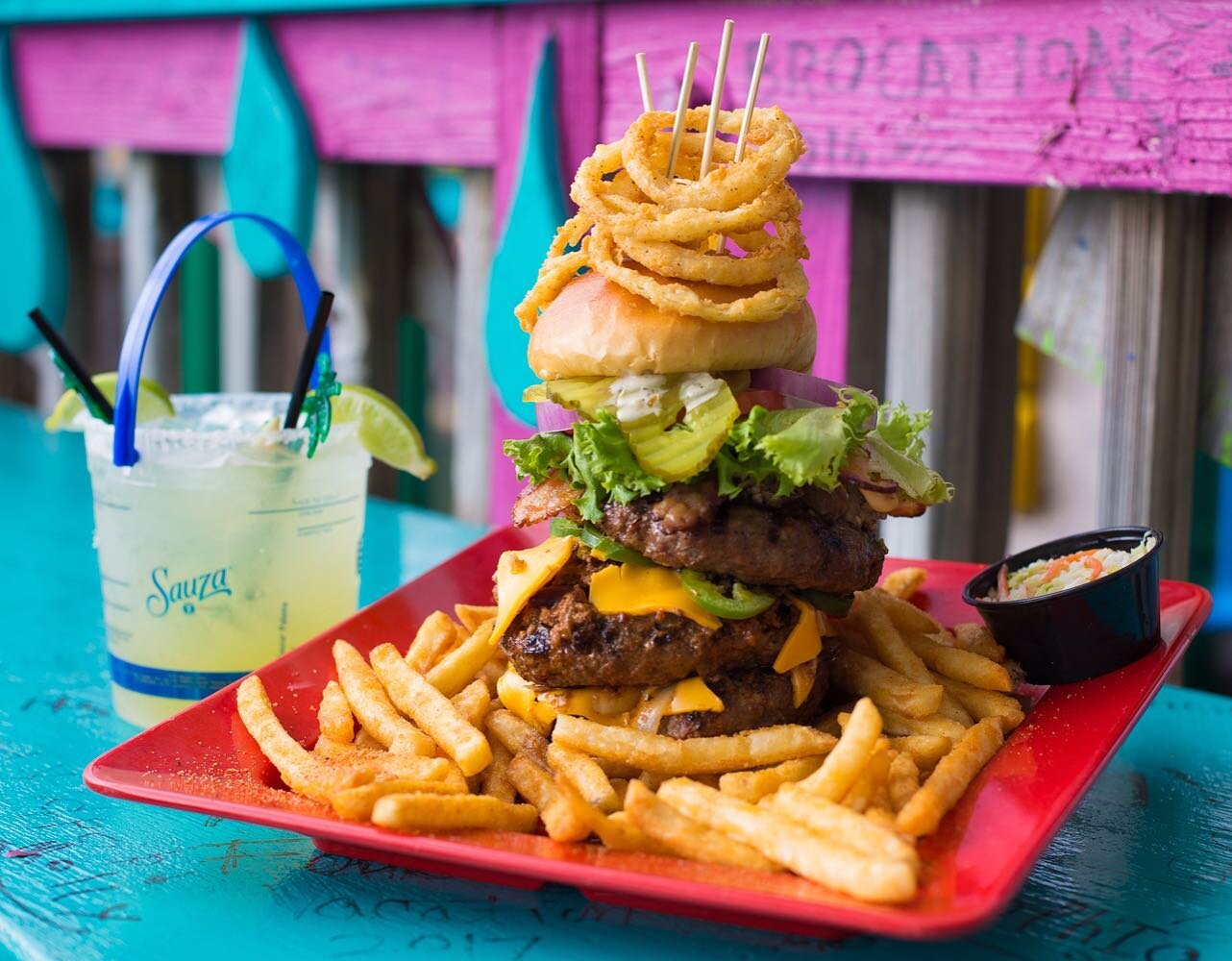 Who here loves a food challenge?! 🍔🙋🏼&zwj;♀️
.
This is the #Fudinator from @fudpuckers and it&rsquo;s their own food challenge. If you can finish this entire plate (fries and all!) in 30 minutes, you&rsquo;ll win a FREE Fud T-Shirt of your choice!