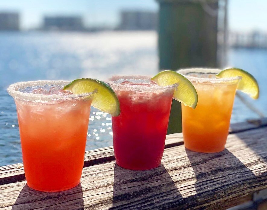 Happy #SpringBreak Saturday #Destin! 🎉
.
Gorgeous day for an outside cocktail! Visit our friends at @theharbortavernfl for cocktails &amp; food with a view 🙌🏼 #ToDoInDestin