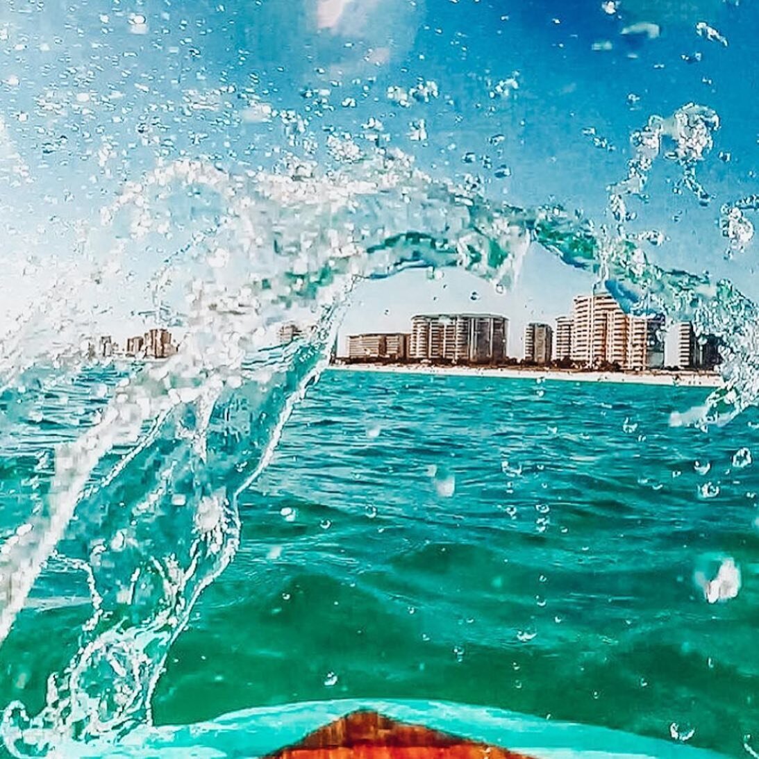 Green is a popular color on the #EmeraldCoast 🍀 and one we LOVE to see every day from the beach!

Click the link in our bio and watch our IG story to find all the things going on today! #ToDoInDestin

📸: courtesy of our friends at @sup_express Padd