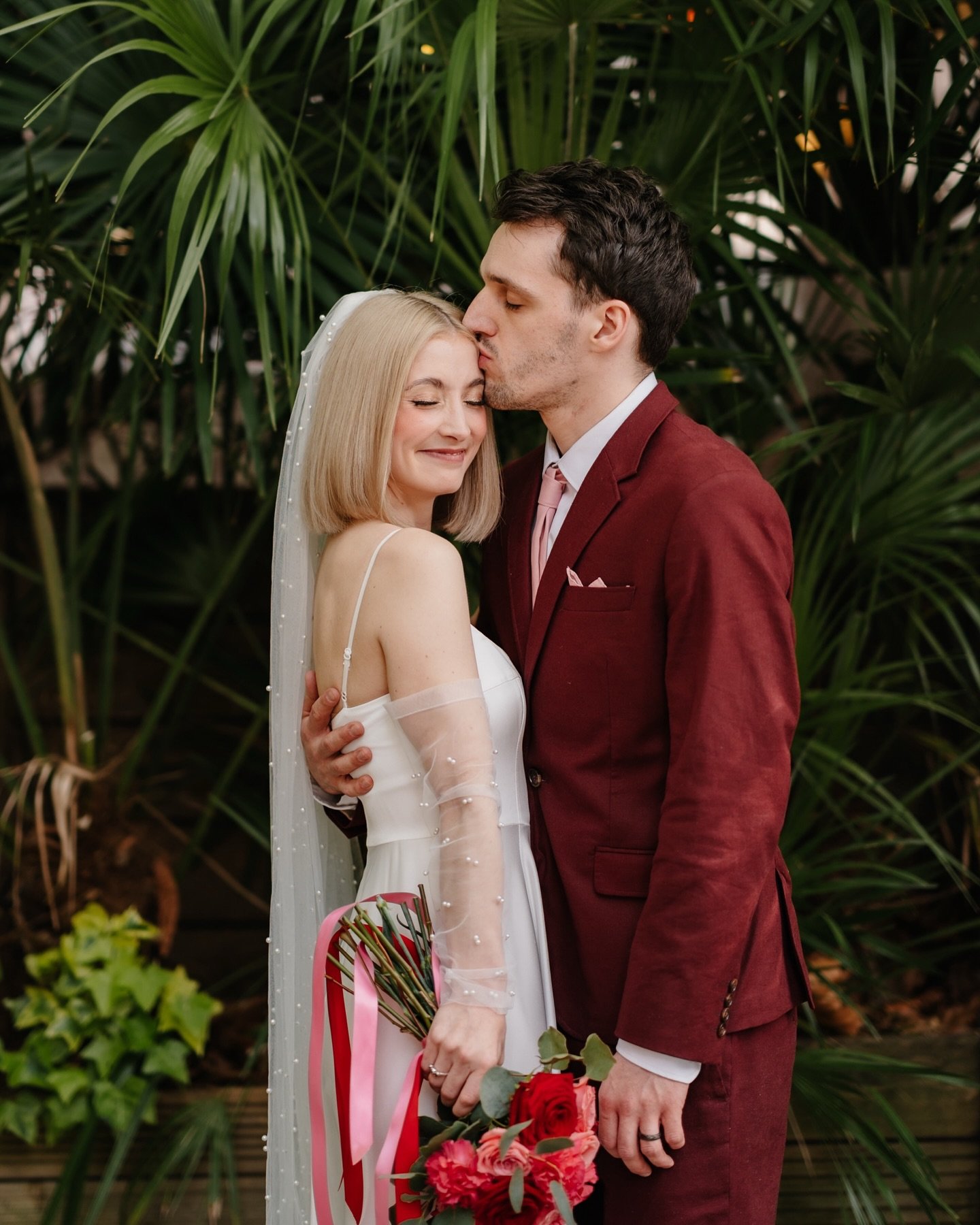 Tash &amp; Thomas // Pub Quiz, boat rides &amp; bandeoke 🎤

A wedding that couldn&rsquo;t have been more Bristol and I loved it so much! Ceremony at the registry office followed by pub quiz on Kings Street, then a boat ride to the legendary Grain Ba