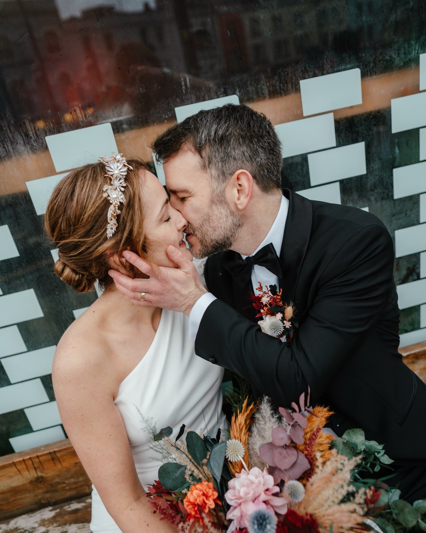 Ceri &amp; Owen at The Mount Without, Bristol

Kicking off my 2026 wedding photography with this absolute masterclass in incorporating all the joy, love and emotion on your wedding day at the always awesome @themountwithout_events 

The ultimate conf