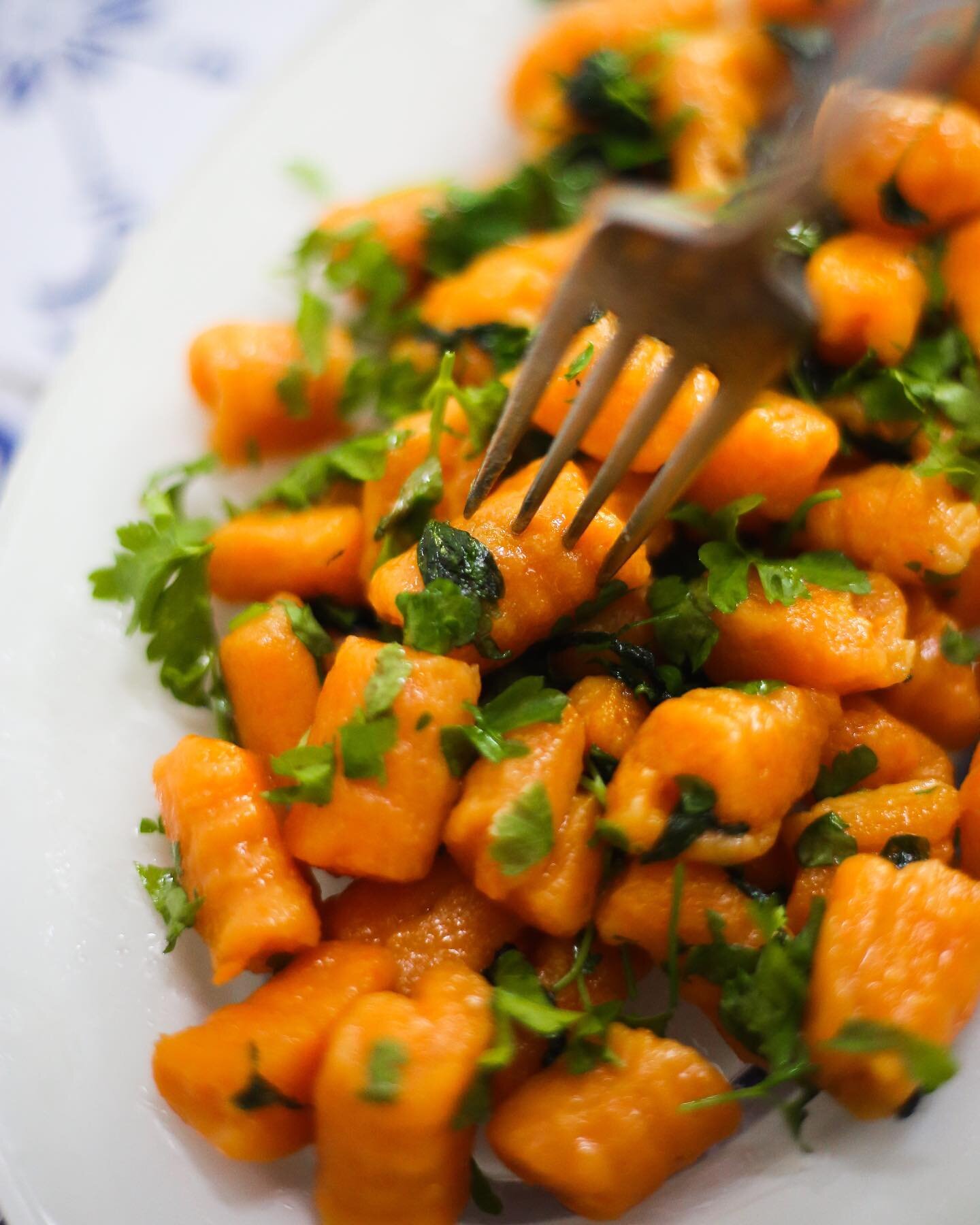 Sweet Potato and Parsley Gnocchi 🍠🌱

These lil carrot looking bombs are, in fact, sweet potato gnocchi - easy to make, although not rapid (took me just over 45 minutes), but utterly butterly delicious. Welcome to Gnocchi 101:

Step 1 - Nail the pro