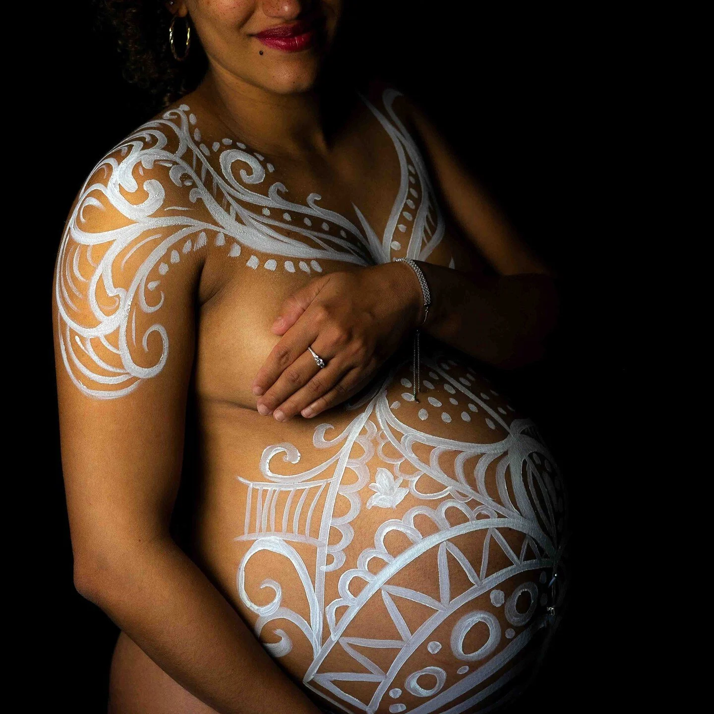 N&eacute;on, graphique, dor&eacute; ou tribal... nous trouvons ensemble le style qui vous correspond pour votre s&eacute;ance photos de grossesse body painting.

R&eacute;servez votre s&eacute;ance ! Contactez nous !

#makeupartist #pregnant #bodypai