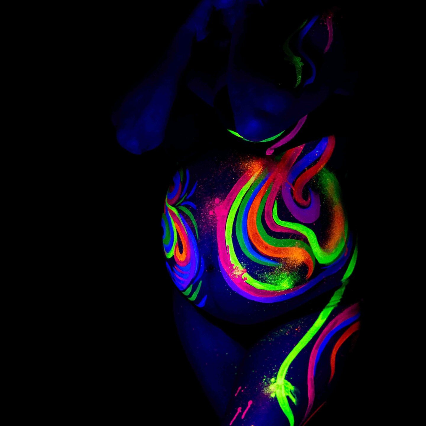 Lors des shooting photos de grossesse bellypainting ou bodypainting nous vous accompagnons avec notre &eacute;quipe de maquilleuses dans le choix du th&egrave;me de votre s&eacute;ance.
N&eacute;on, graphique, dor&eacute; ou tribal... nous trouvons e
