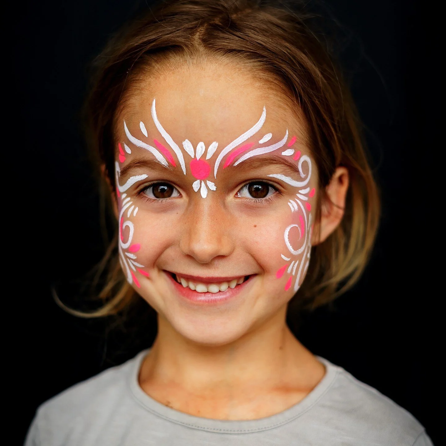 Pink, white and smile...

Une derni&egrave;re image de cette s&eacute;rie de portraits d'enfants au @mamaterra.lesalon

Merci aux make-up artists de @ecole_fam d'avoir particip&eacute; &agrave; ce bel &eacute;v&egrave;nement qu'a &eacute;t&eacute; ce