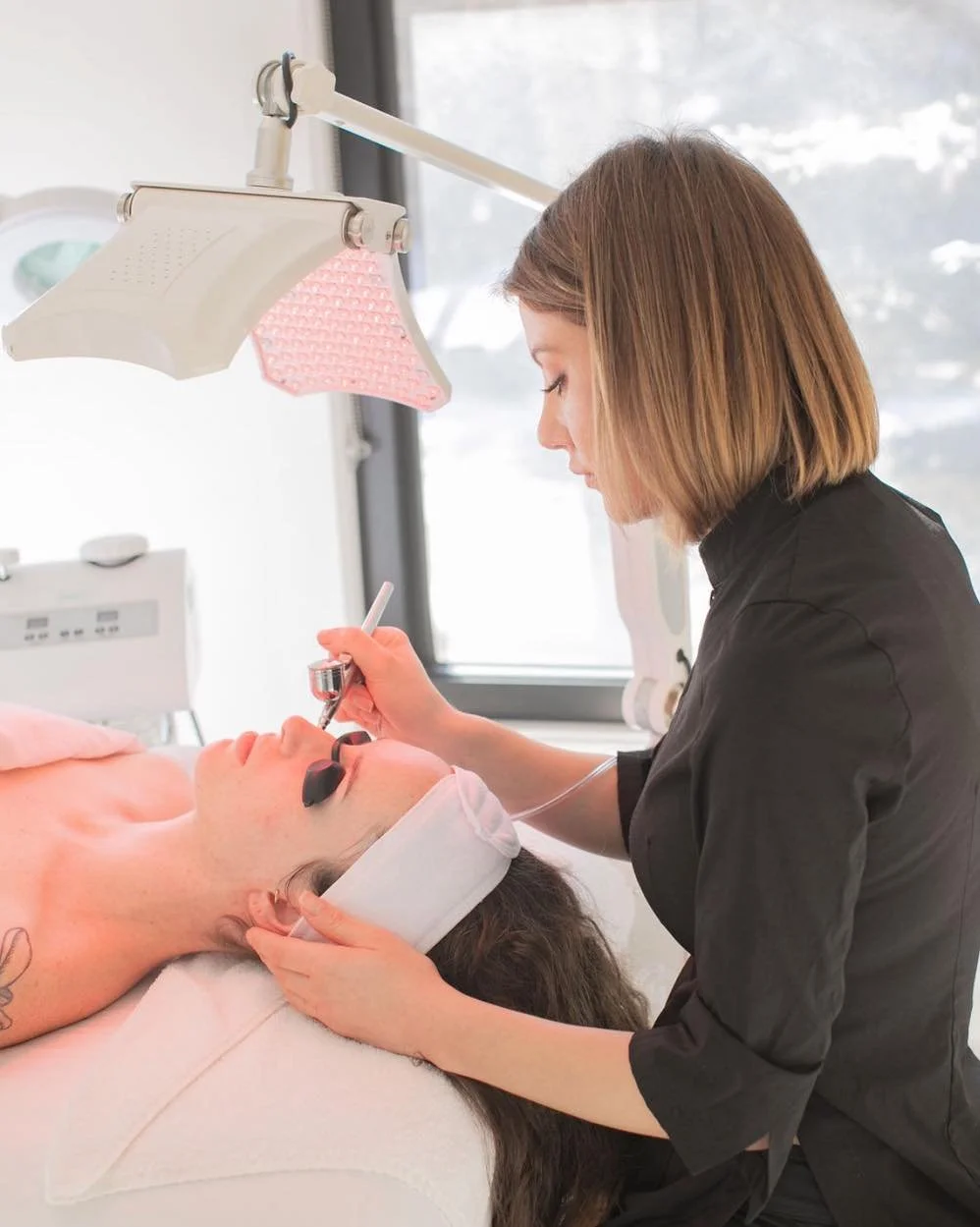 💨✨ Breathe life into your skin ✨💡
Our Oxygen Infusion + Red Light Therapy is the ultimate skin revival.
🌬 Oxygen Therapy delivers concentrated oxygen + nourishing serums deep into the skin, boosting hydration, plumping fine lines, and instantly re