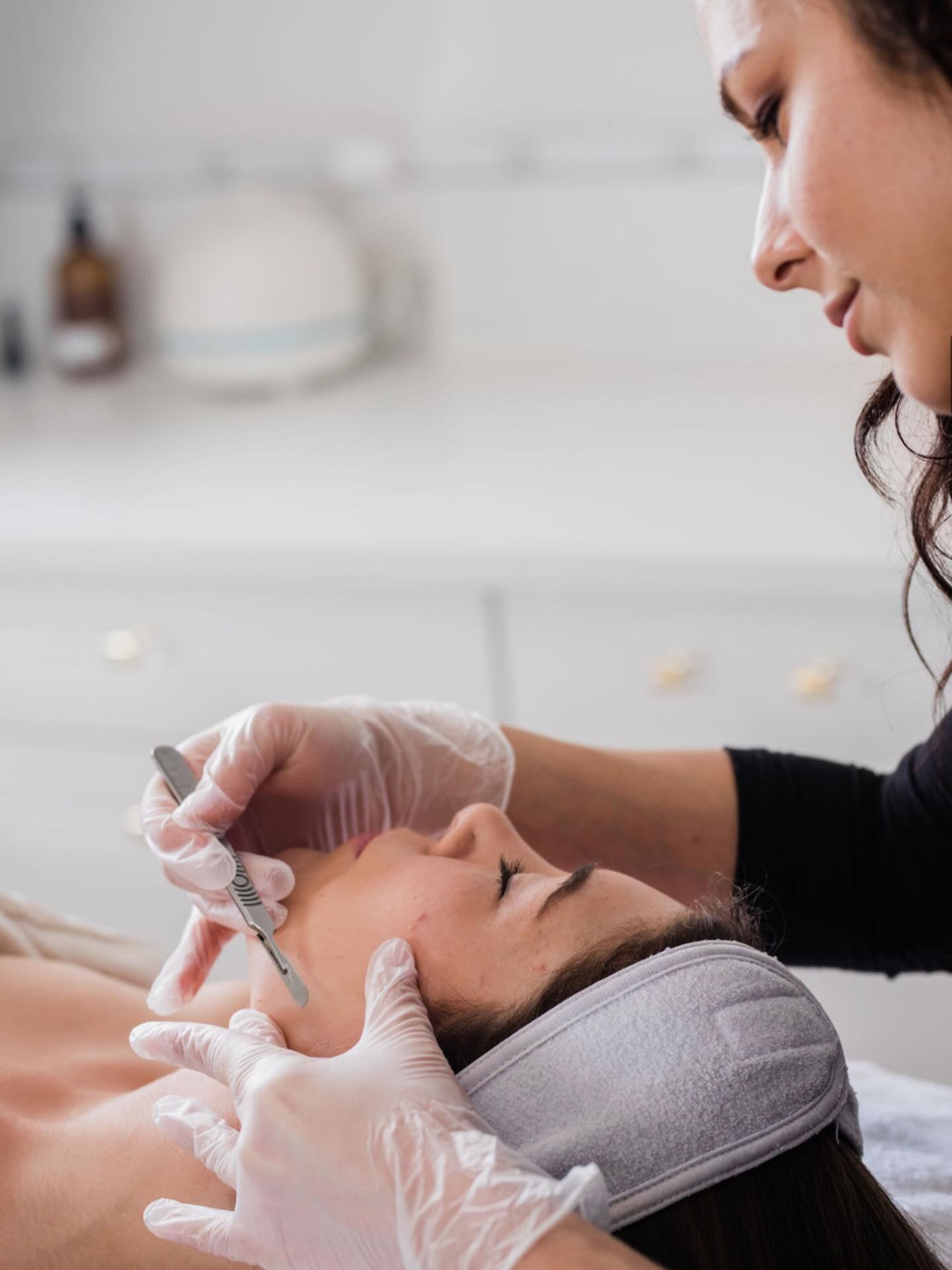 Dermaplaning = instant glow ✨
It removes dead skin + peach fuzz for a smooth, radiant finish &mdash; and YES, it&rsquo;s included in our WestEnd Signature Facial.
Treat your skin to its softest moment 🤍