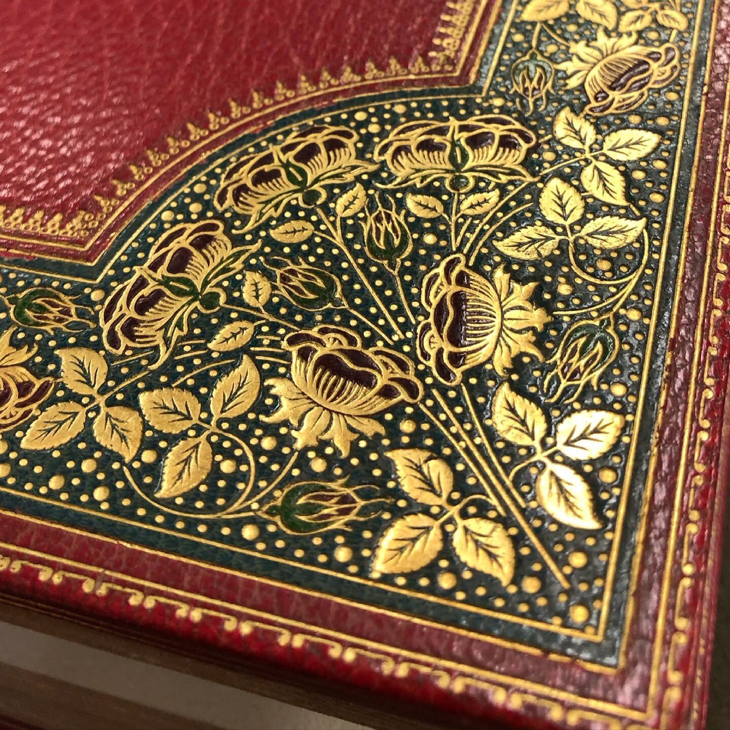 Nothing like a good bit of gold tooling 🤩✨ This is truly a fine binding, executed with inlays of leather of different colors. And it adorns a title that is as much art as it is book: the Kelmscott Chaucer of  the @amhistorymuseum , part of their gra