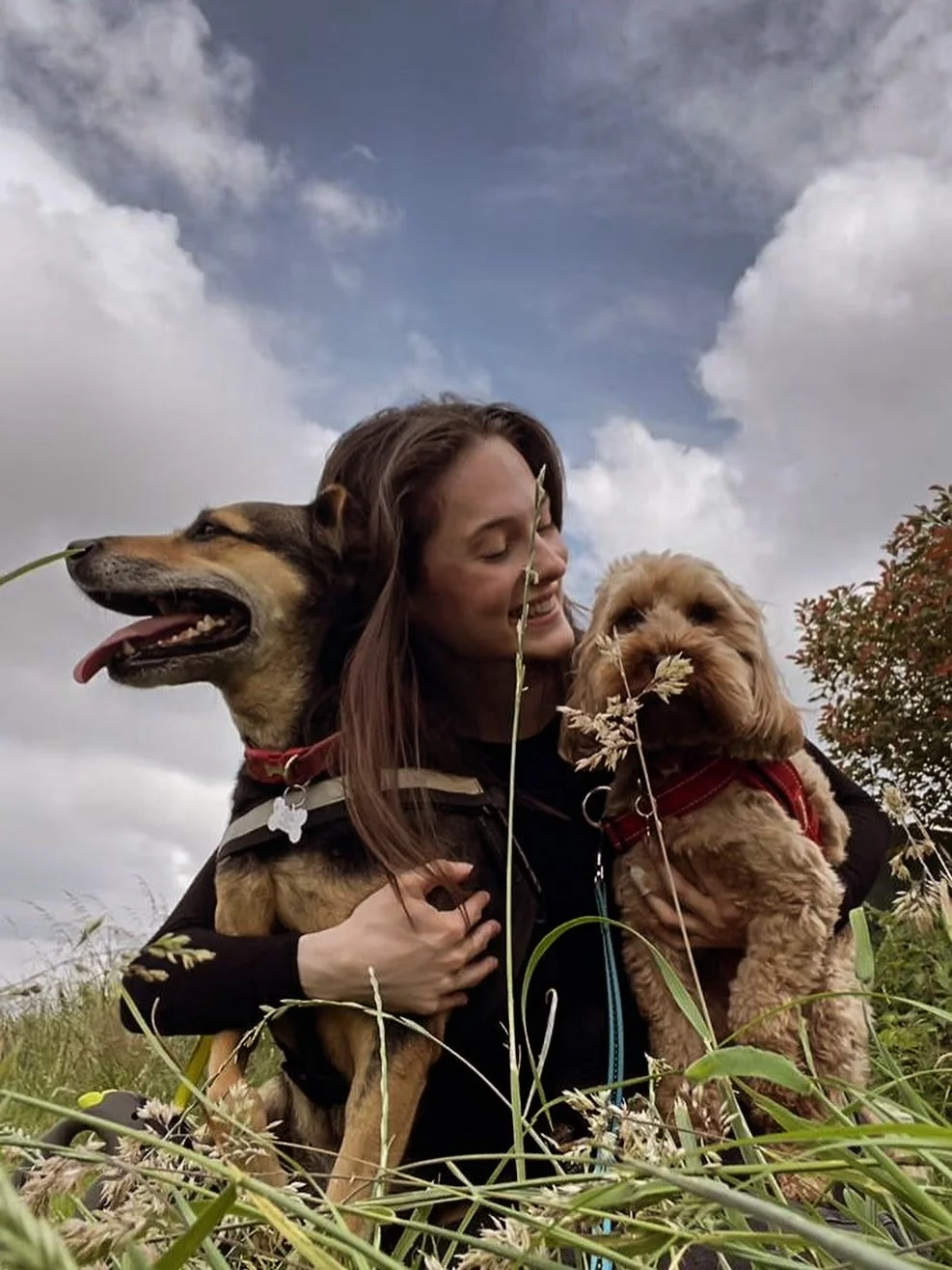 ✨ #ThrowbackThursday ✨

Today&rsquo;s pack walk was extra special &mdash; Jane joined us for a catch-up! 🍂🐾 Autumn walks were always her favourite, and it was lovely having her back with the gang.💕

Jane was one of the very first walkers to join o