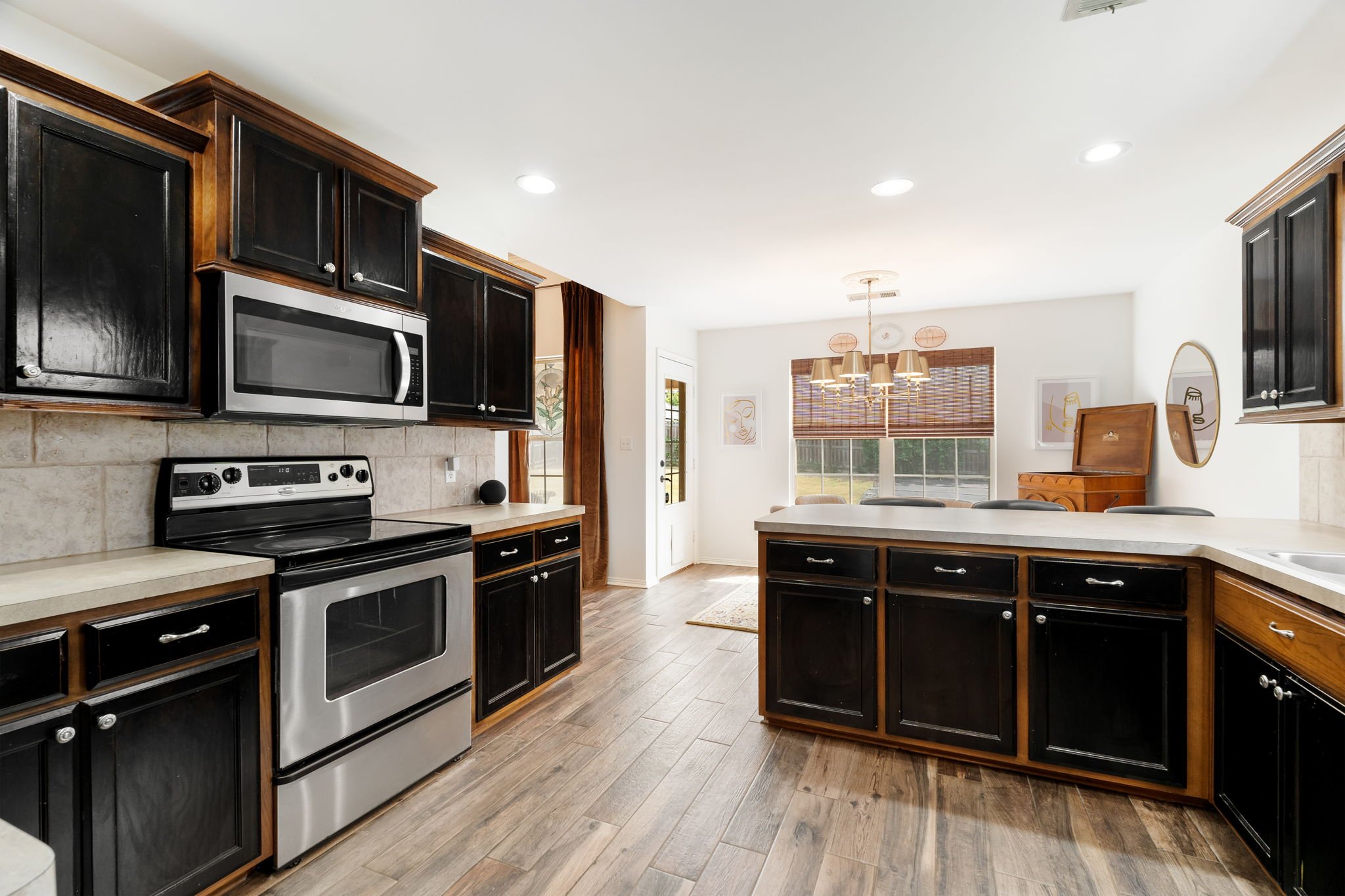 2718_N_Hills_Blvd-35.jpg