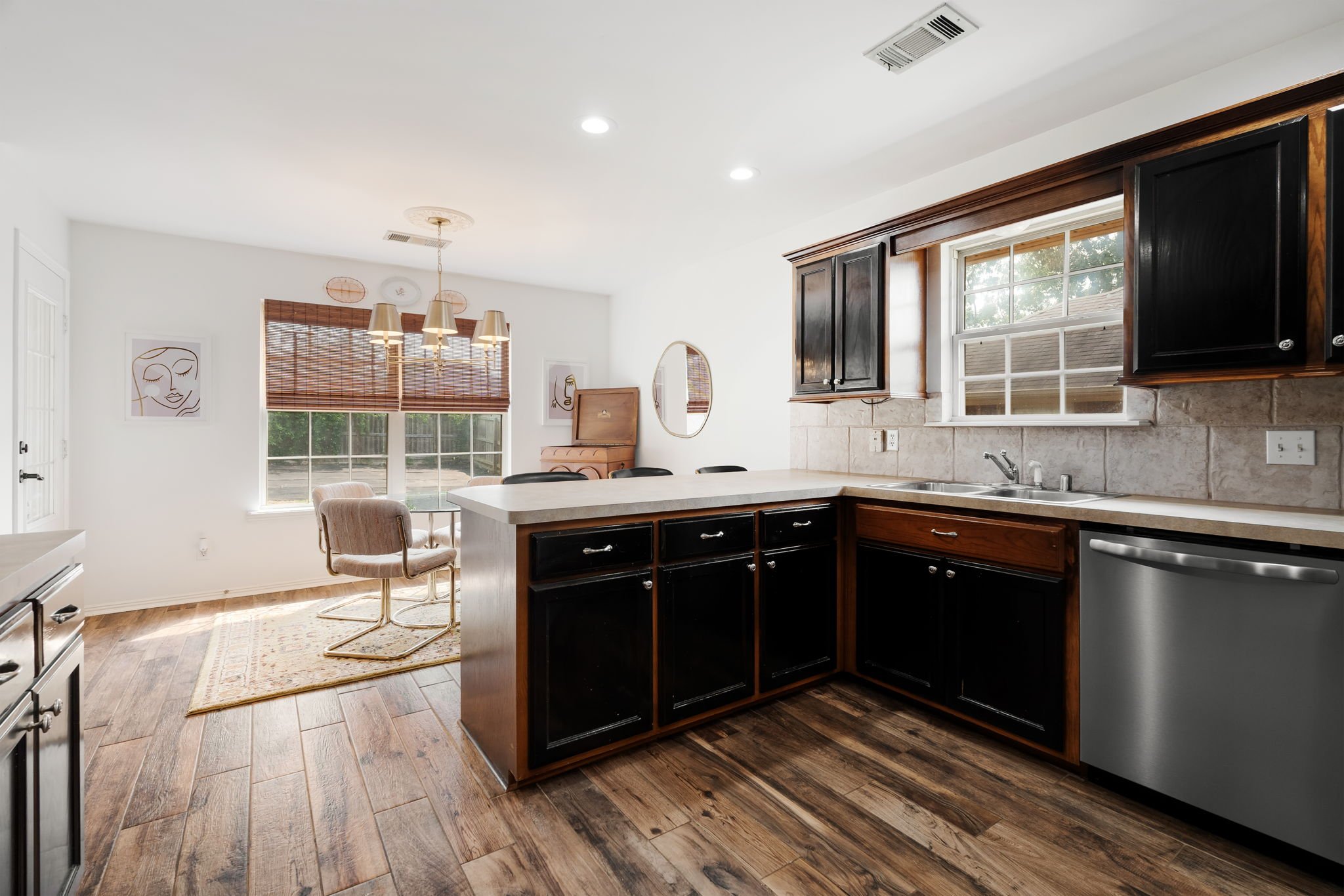 2718_N_Hills_Blvd-34.jpg