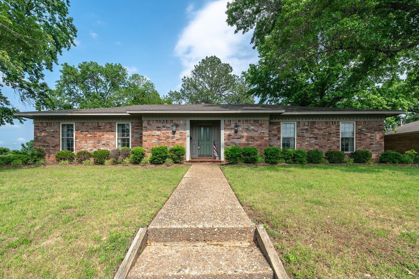 Outstanding one-owner home located in very nice neighborhood easily accessible to all area amenities. 

Listed at $368,500

Call Listing Broker Yolanda Mullins today to schedule your private showing 479-806-3608

#forsale #forsaleinvanburenar #vanbur