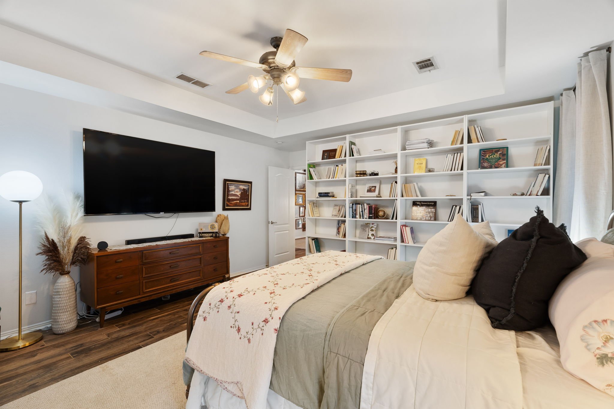 2718_N_Hills_Blvd-18.jpg