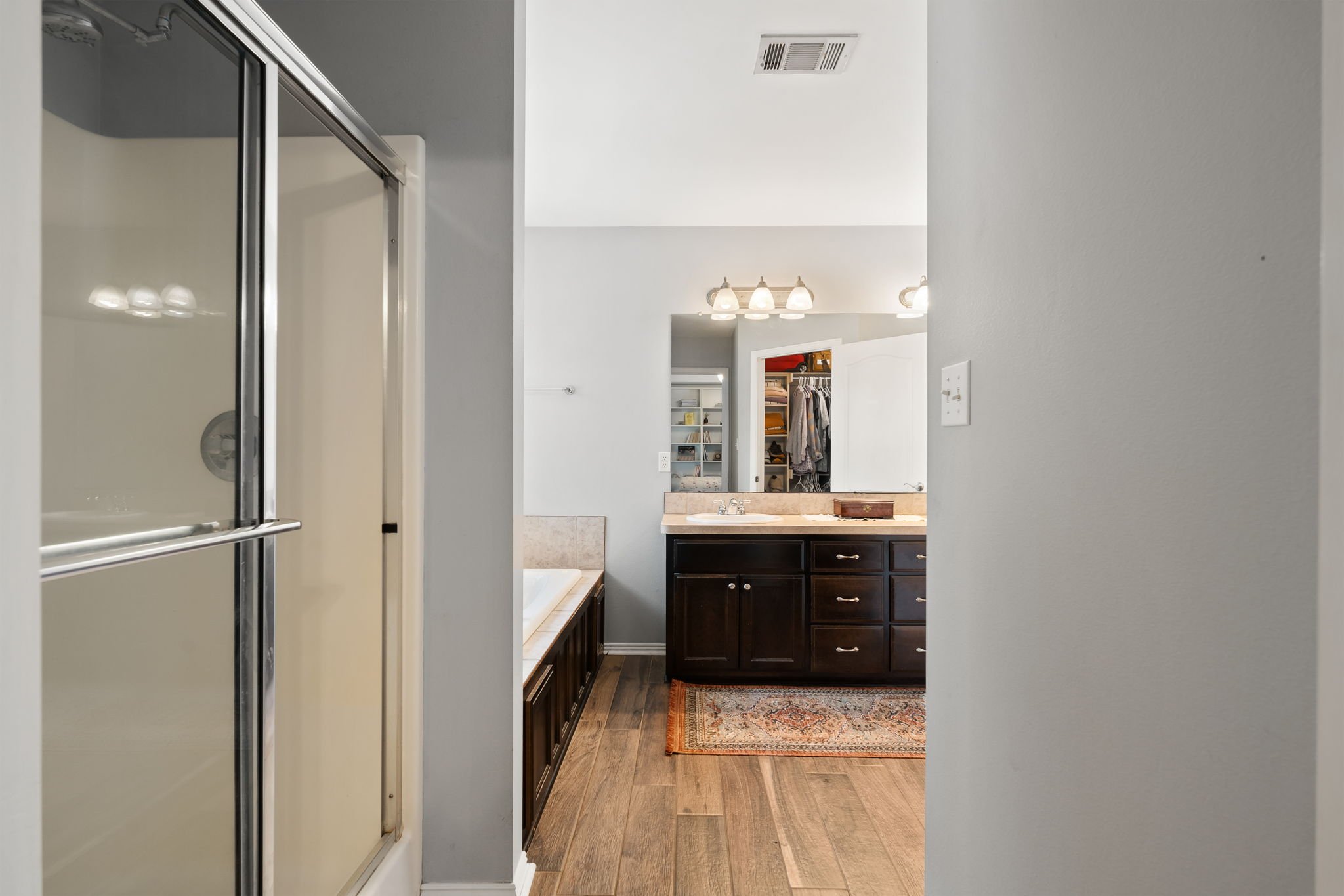 2718_N_Hills_Blvd-19.jpg