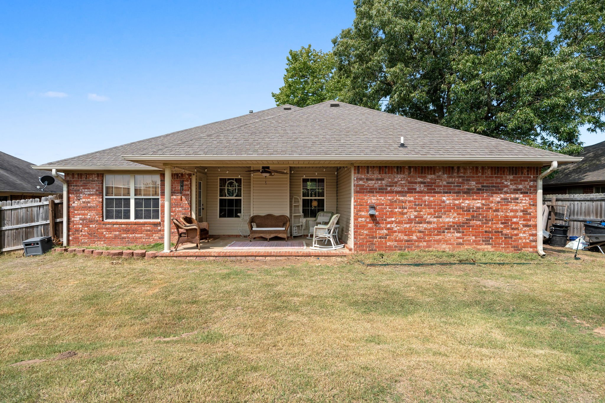 2718_N_Hills_Blvd-39.jpg