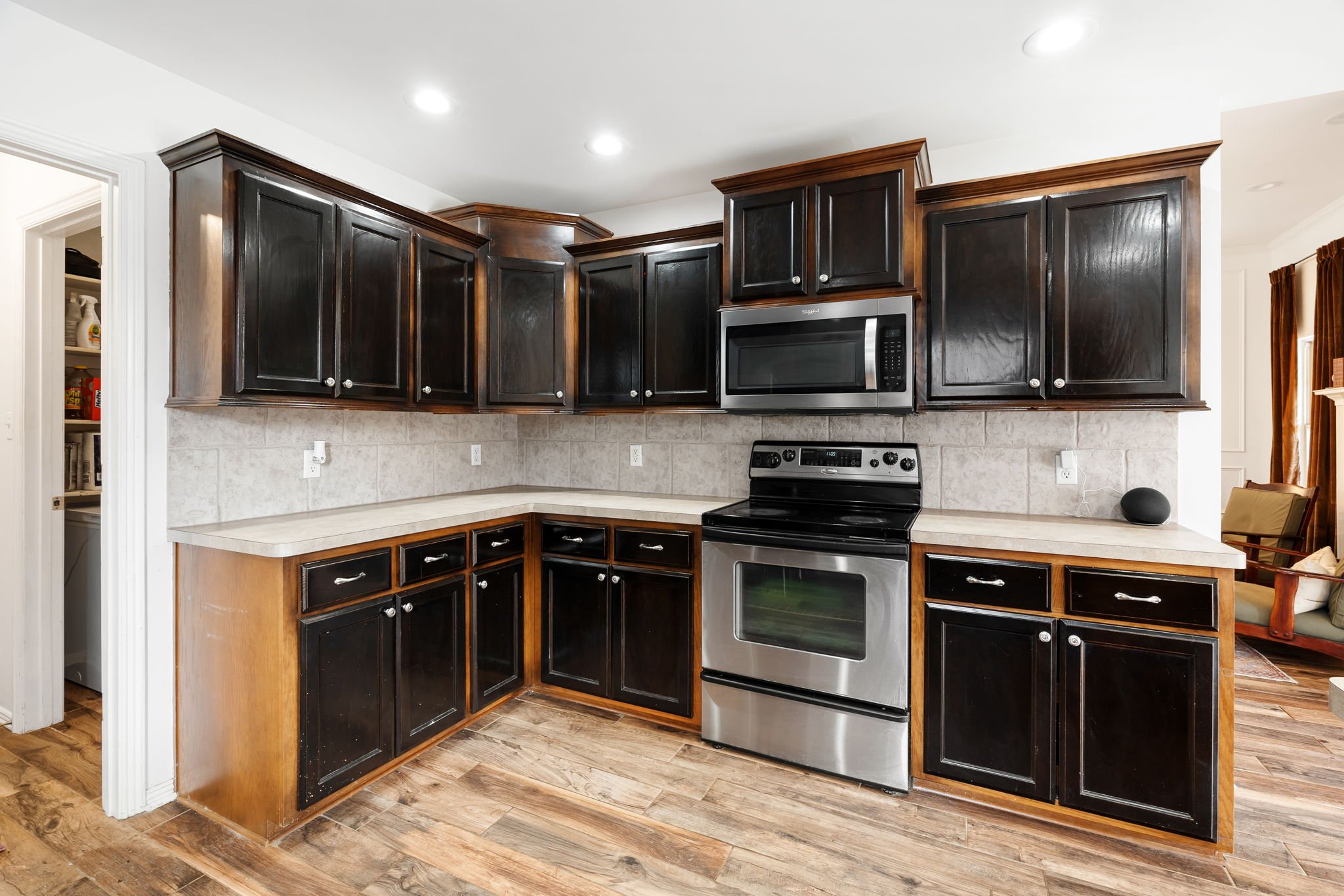 2718_N_Hills_Blvd-33.jpg