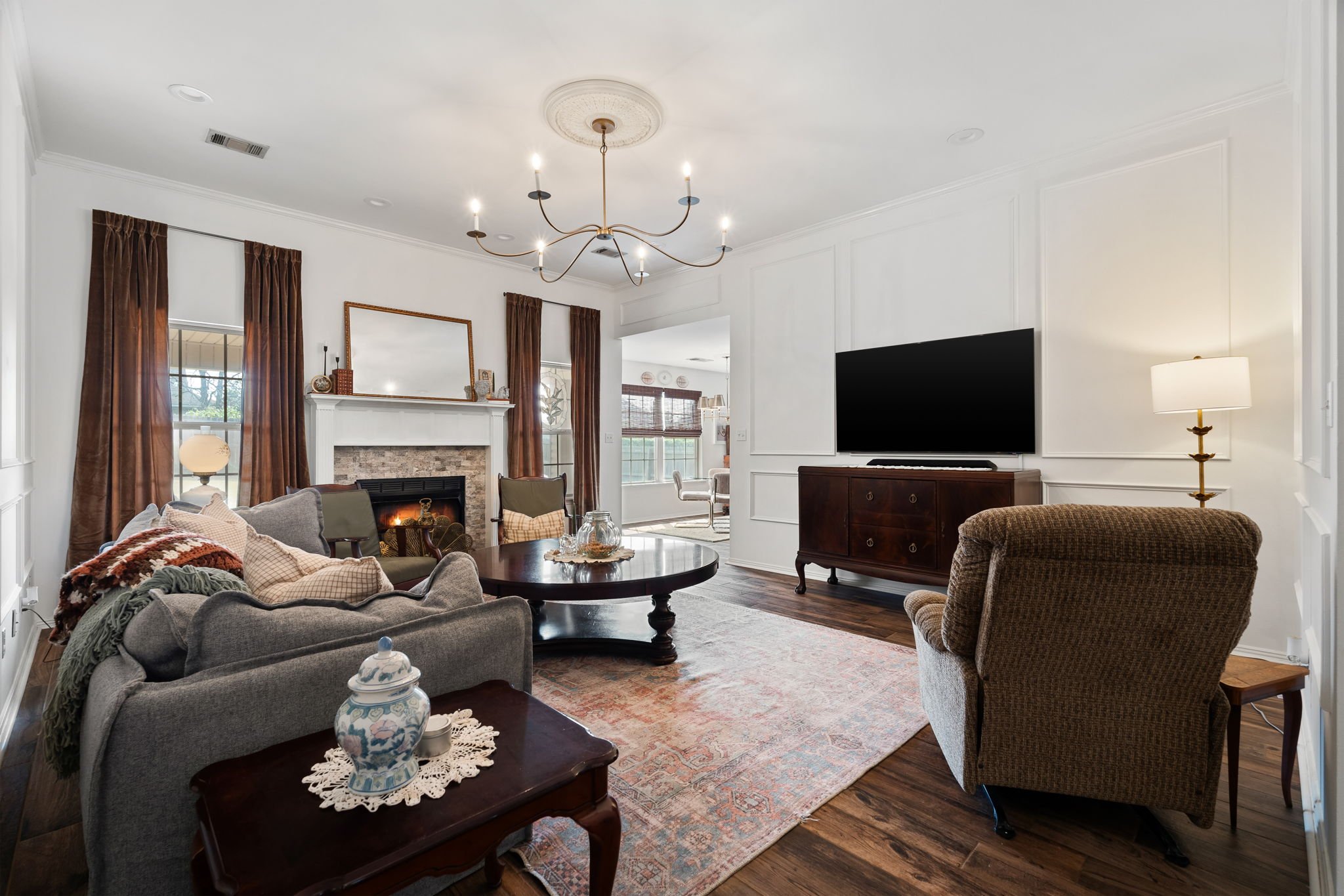 2718_N_Hills_Blvd-23.jpg