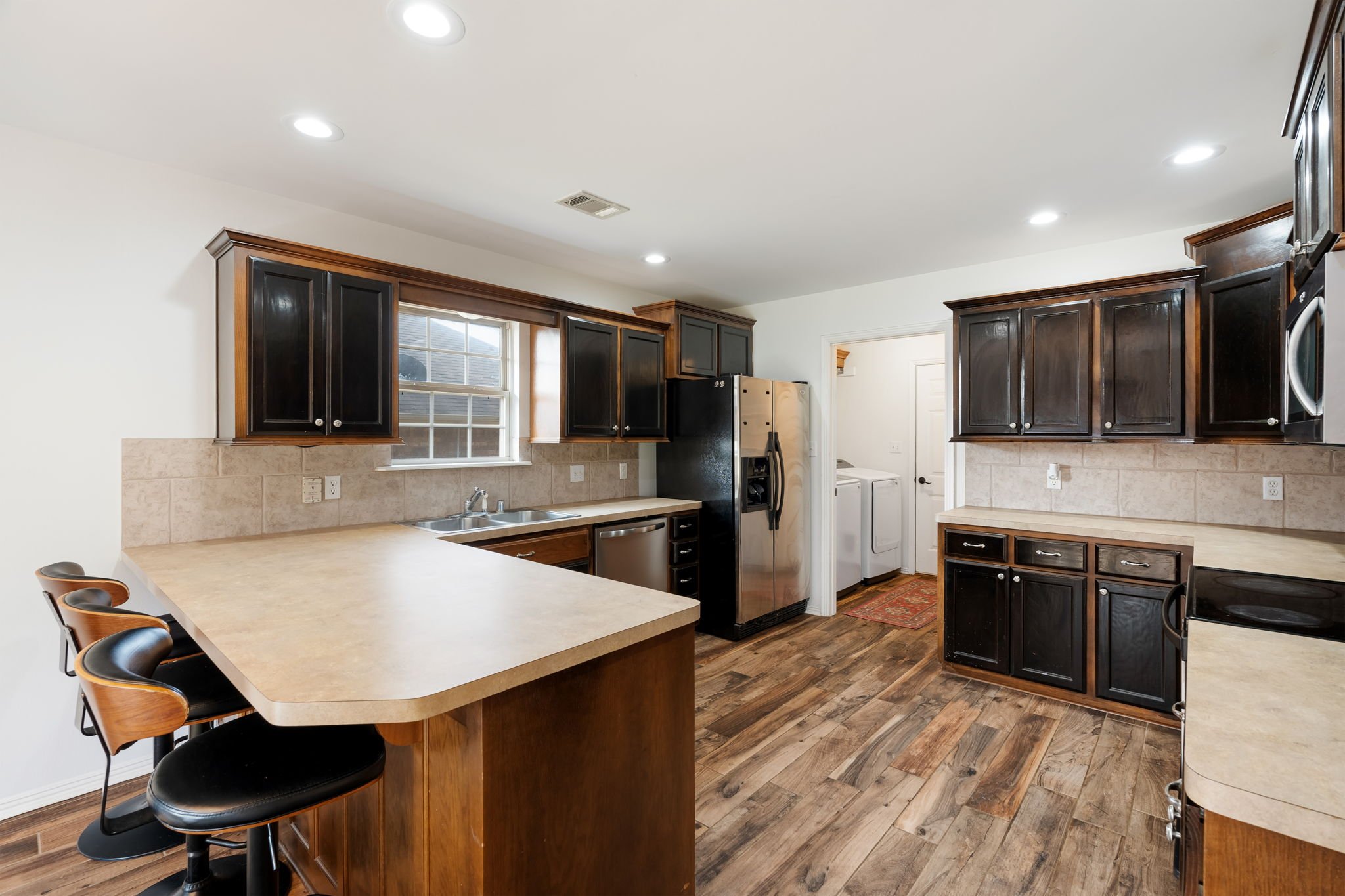2718_N_Hills_Blvd-32.jpg