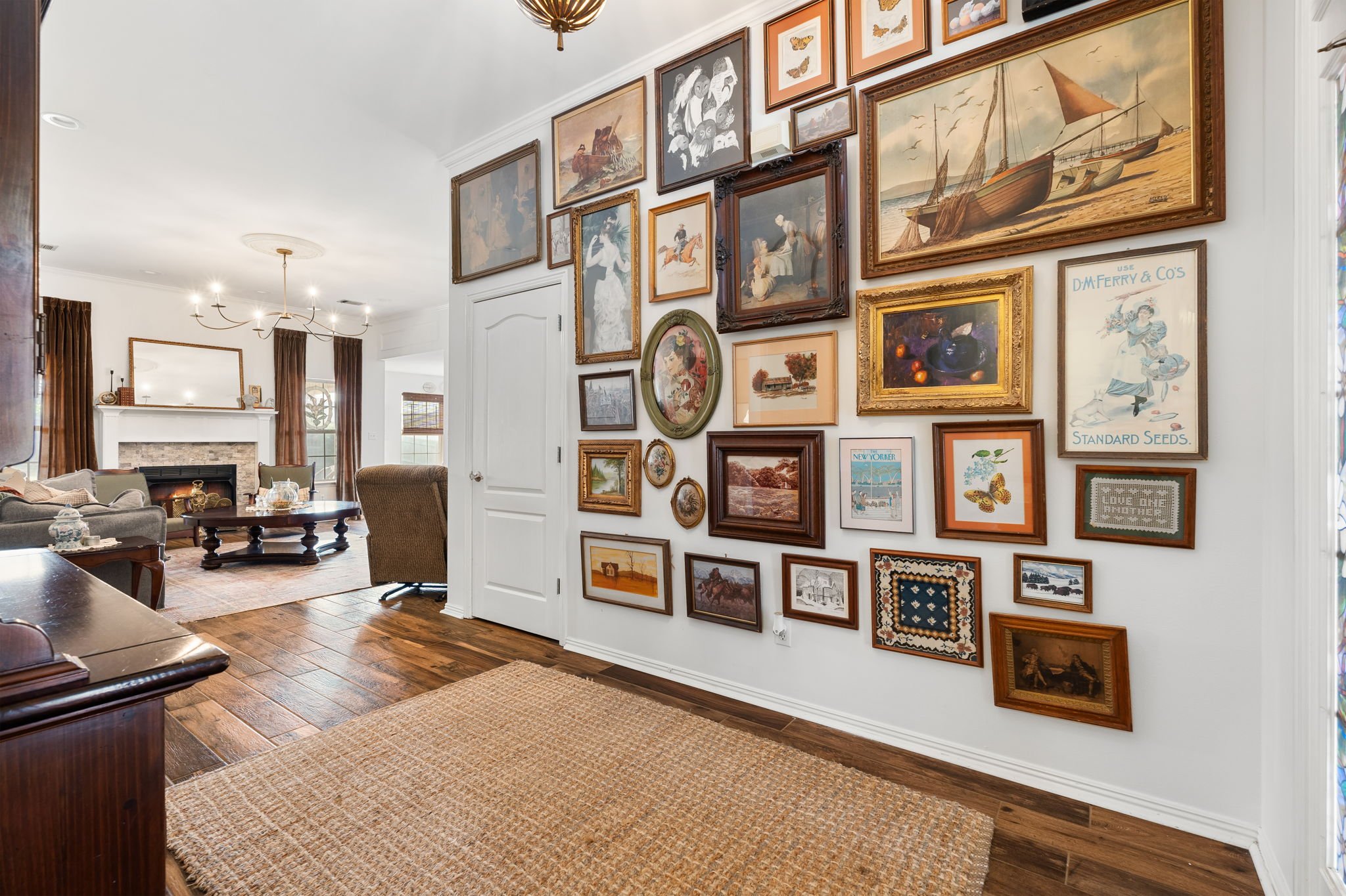 2718_N_Hills_Blvd-13.jpg