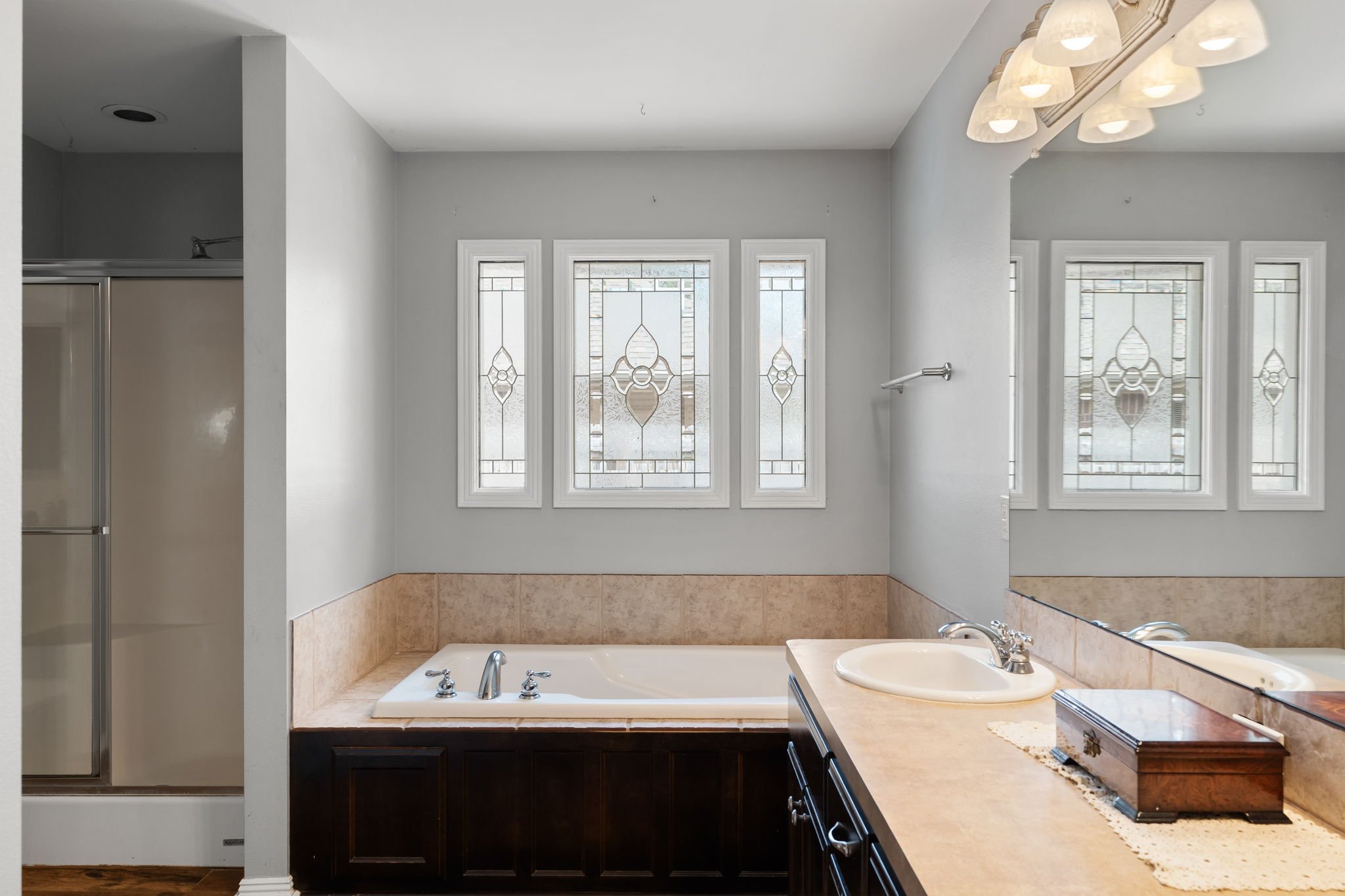 2718_N_Hills_Blvd-21.jpg