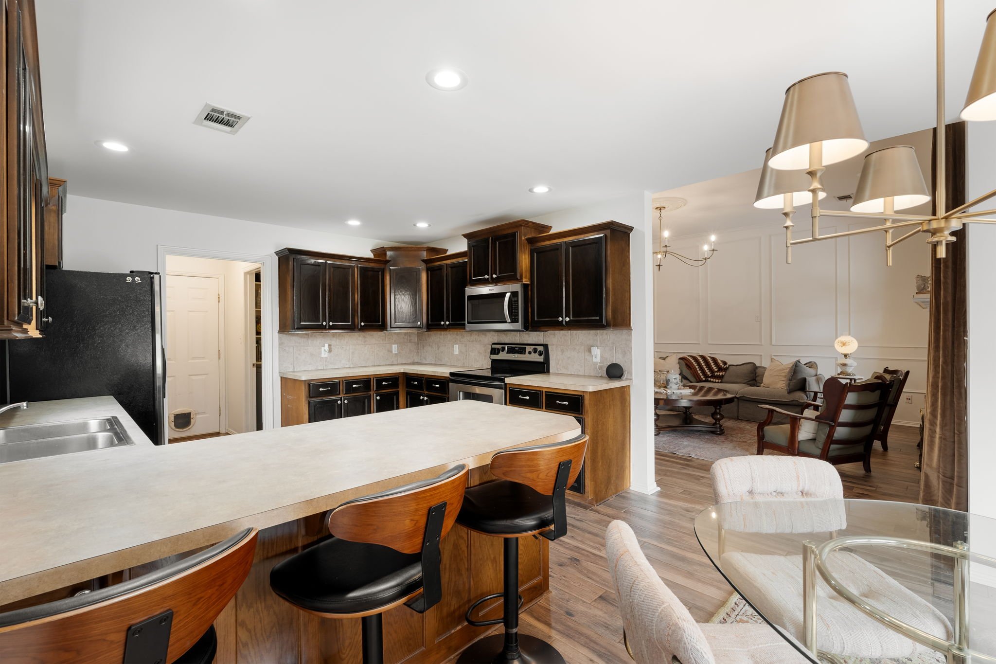 2718_N_Hills_Blvd-31.jpg