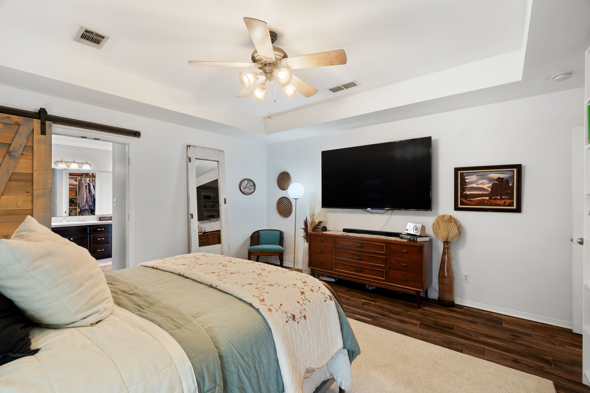 2718_N_Hills_Blvd-17.jpg