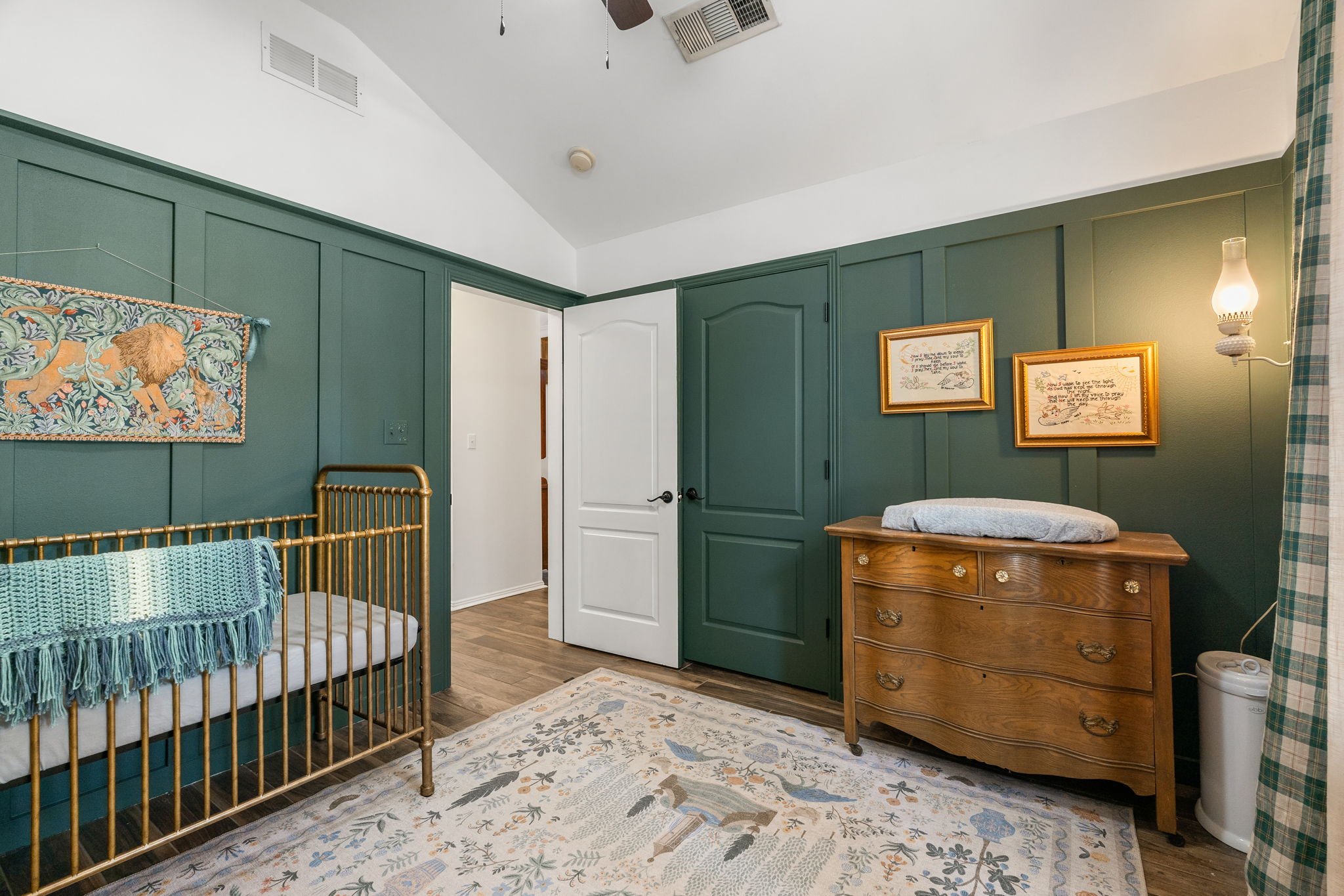 2718_N_Hills_Blvd-6.jpg
