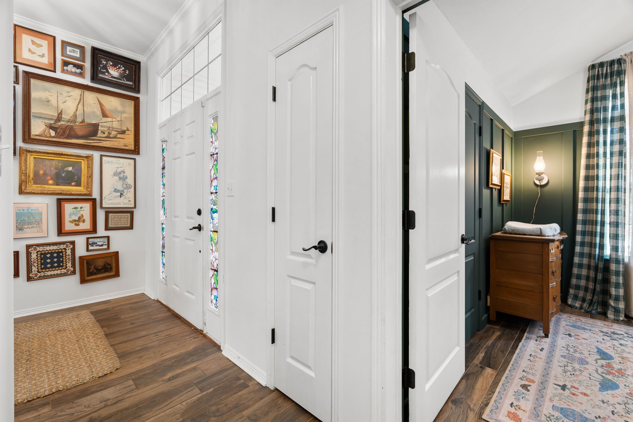 2718_N_Hills_Blvd-12.jpg