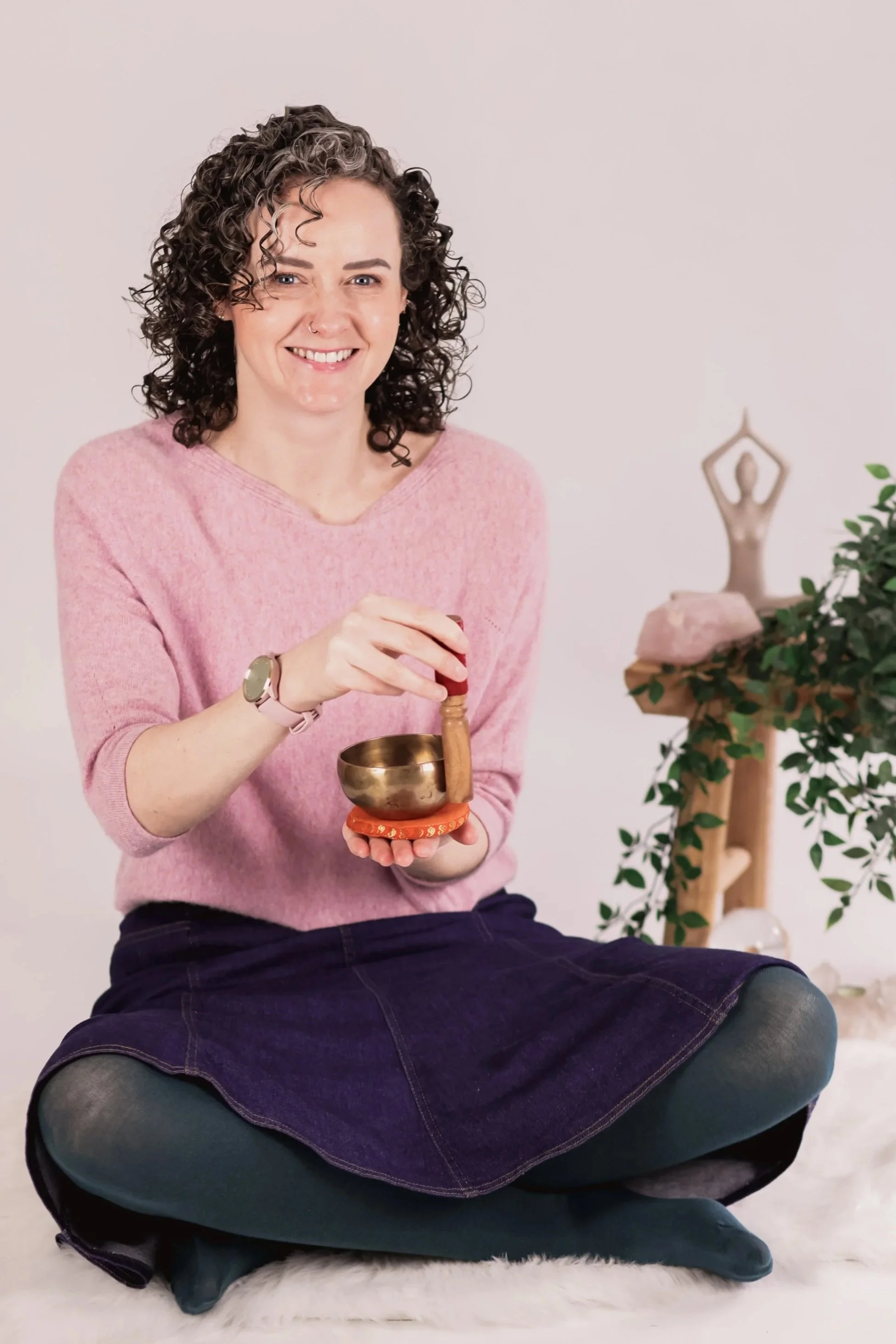 Mindfulness techer Heather Arnold from Find your calm teaching meditation with a sound bowl