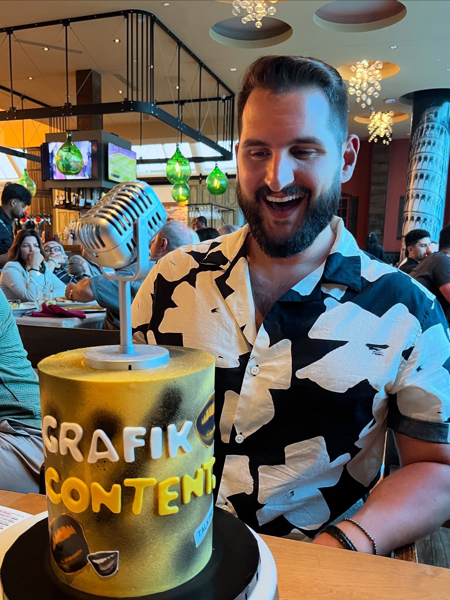 💛 OBSESSED 🖤

If you live in Windsor Essex and know someone with a birthday 👀🤣 hit up @deans_desserts 🎂 IMMEDIATELY for custom cakes + more - she really knows how to make someone feel special.

#grafikcontentpod #customcake #yqg