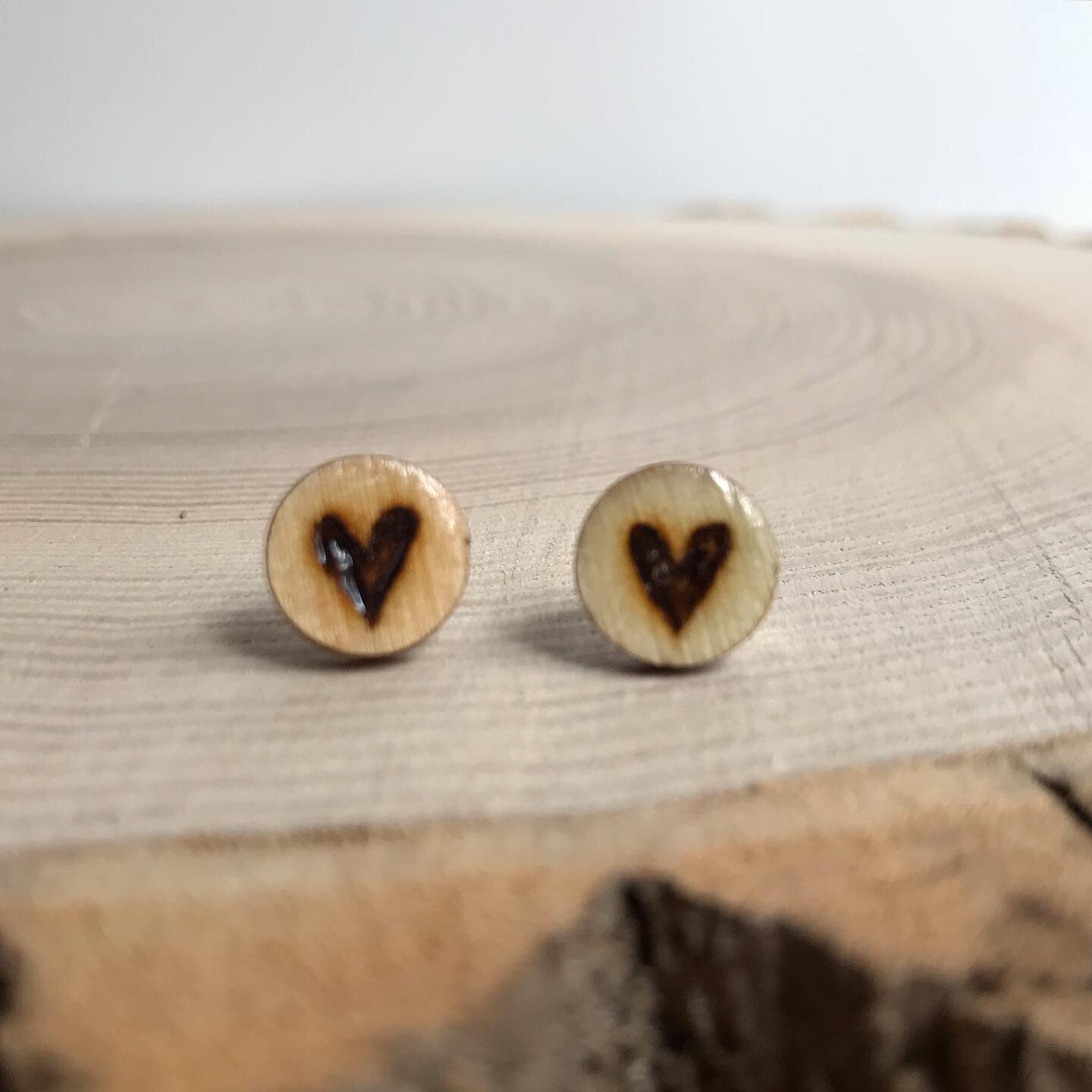 💗 Tiny Wood Stud Earrings 💛⠀
Handmade + One of a Kind. Nickel free. ⠀
⠀
⠀
⠀
🌞🌞🌞⠀
#pyrography #pyrographyartists #woodburning #pyro #pyrographer #artist #artistsoninstagram #ottawaartist #canadianartist #canadianmaker #ottawaart #burnbabyburn #ra