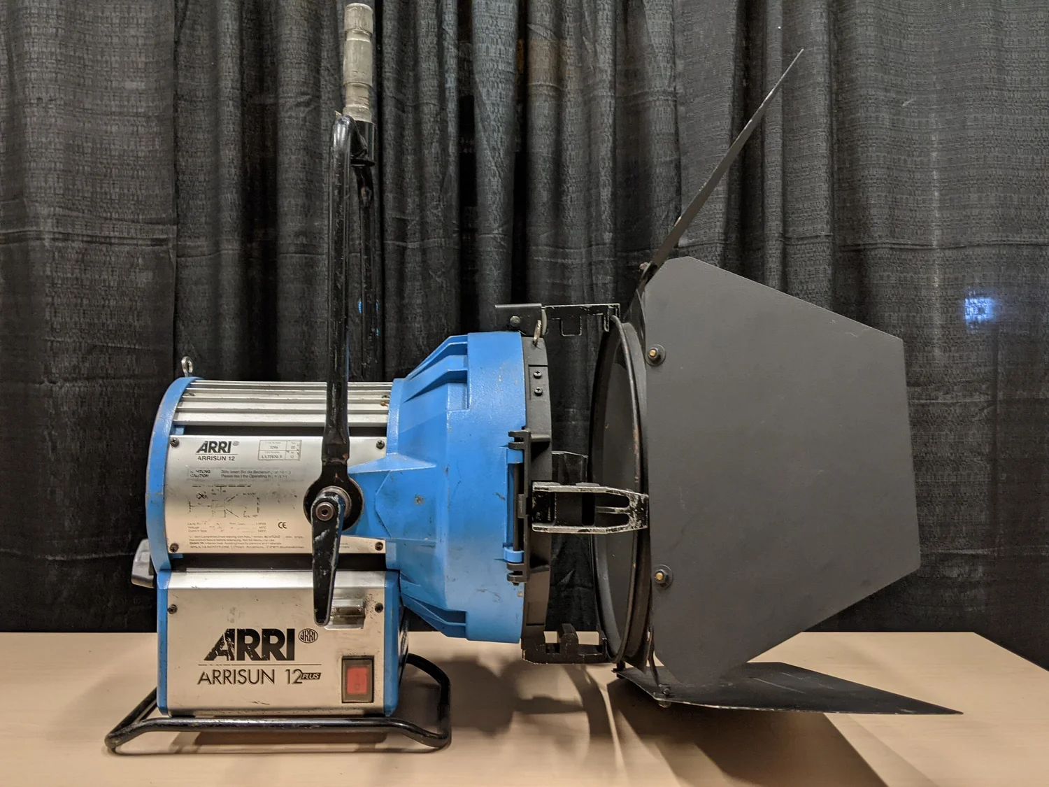 ALL ARRI 1.2 HMI Par Plus Kit w/ Lens Set & Case #1 — Kaye Lites Inc.