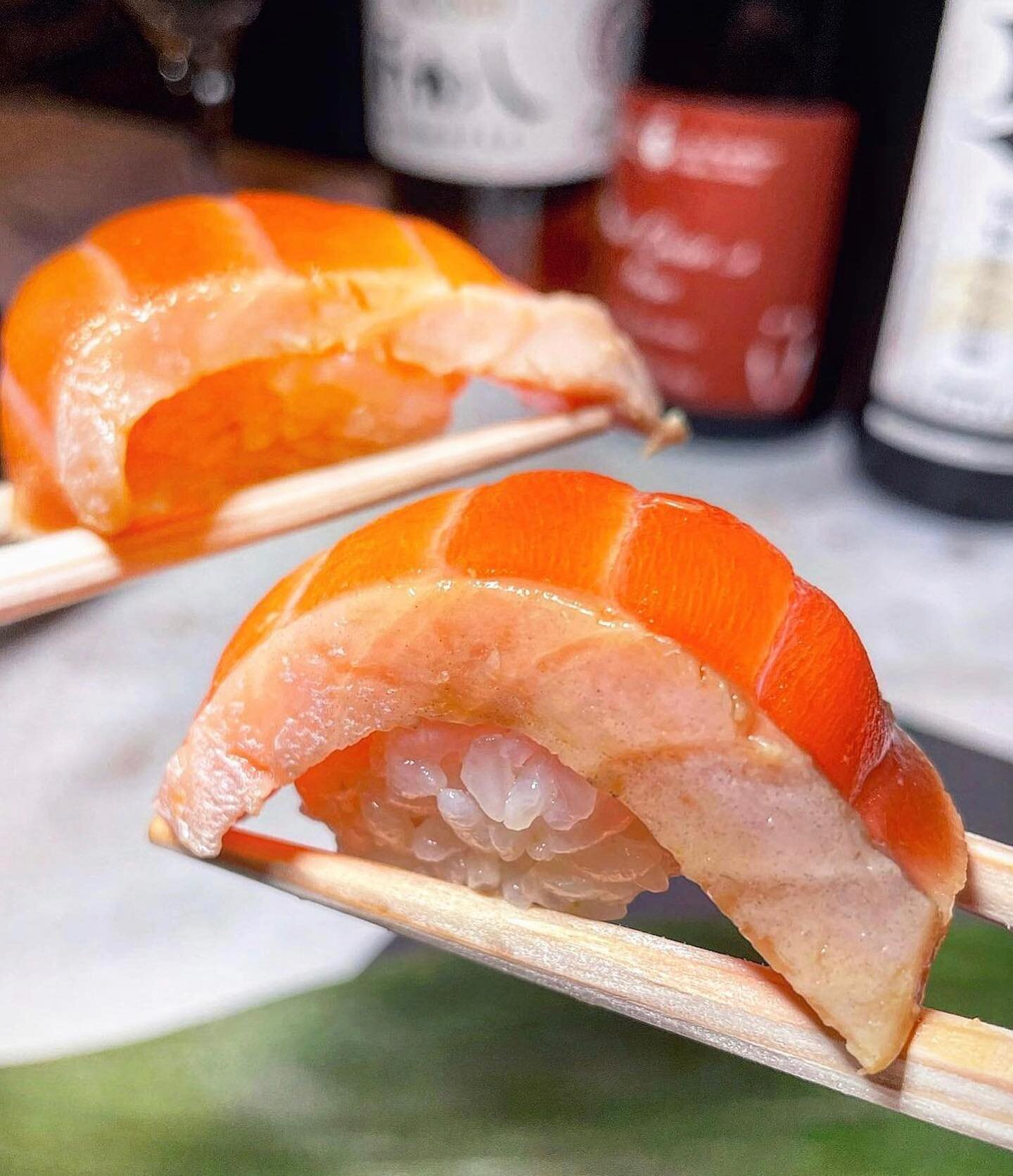 King Salmon cured in sake and soy sauce 🔥 (📷: @thebellychronicles)