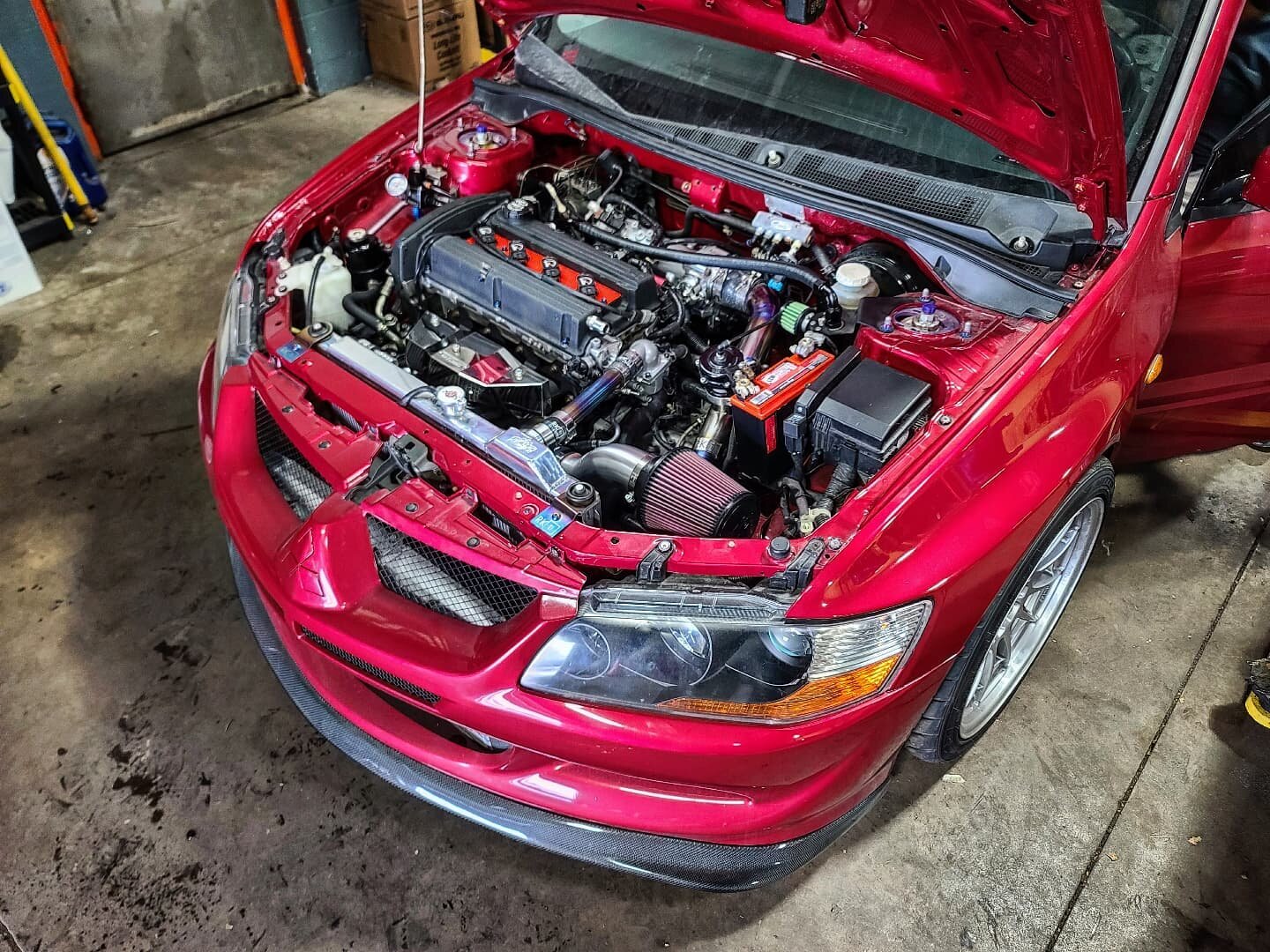 Fresh 4G63 wrapped up for this gorgeous Evo 8 paired with plenty of clean parts. Engine bay aesthetic on point! She'll be available through @dialedindealer soon after she gets a dyno tune.
.
.
.
#mitsubishi #evolution #engine #bay #aesthetic #4g63 #E