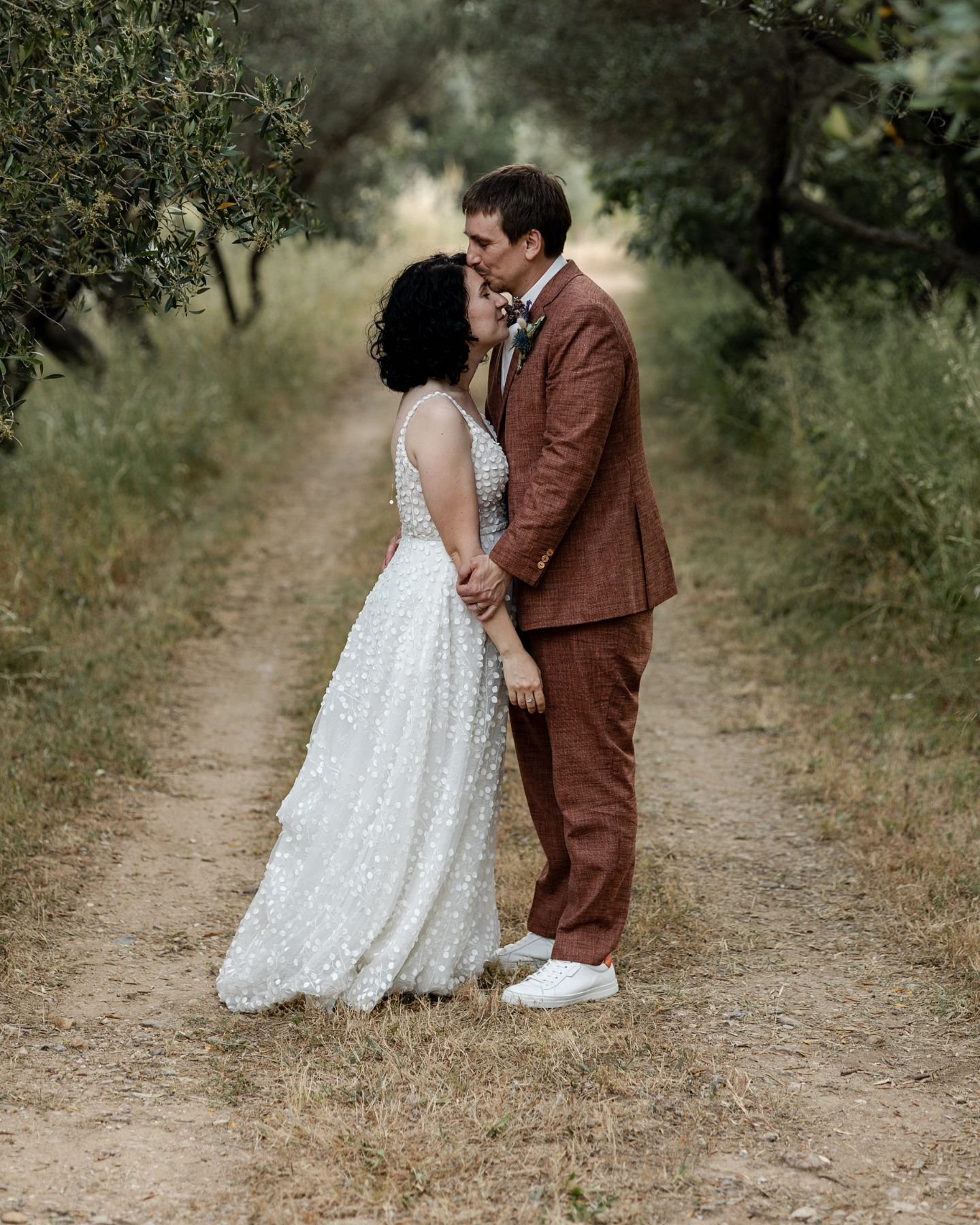 Une dose d'amour d&eacute;livr&eacute;e par @pauline_ad_ et son &eacute;poux 🧡

Mariage de juin sous un temps gris qui sublime le vert des oliviers, aucune goutte de pluie n'est venue g&acirc;cher la f&ecirc;te, l'air &eacute;tait doux. Dans cet &ea