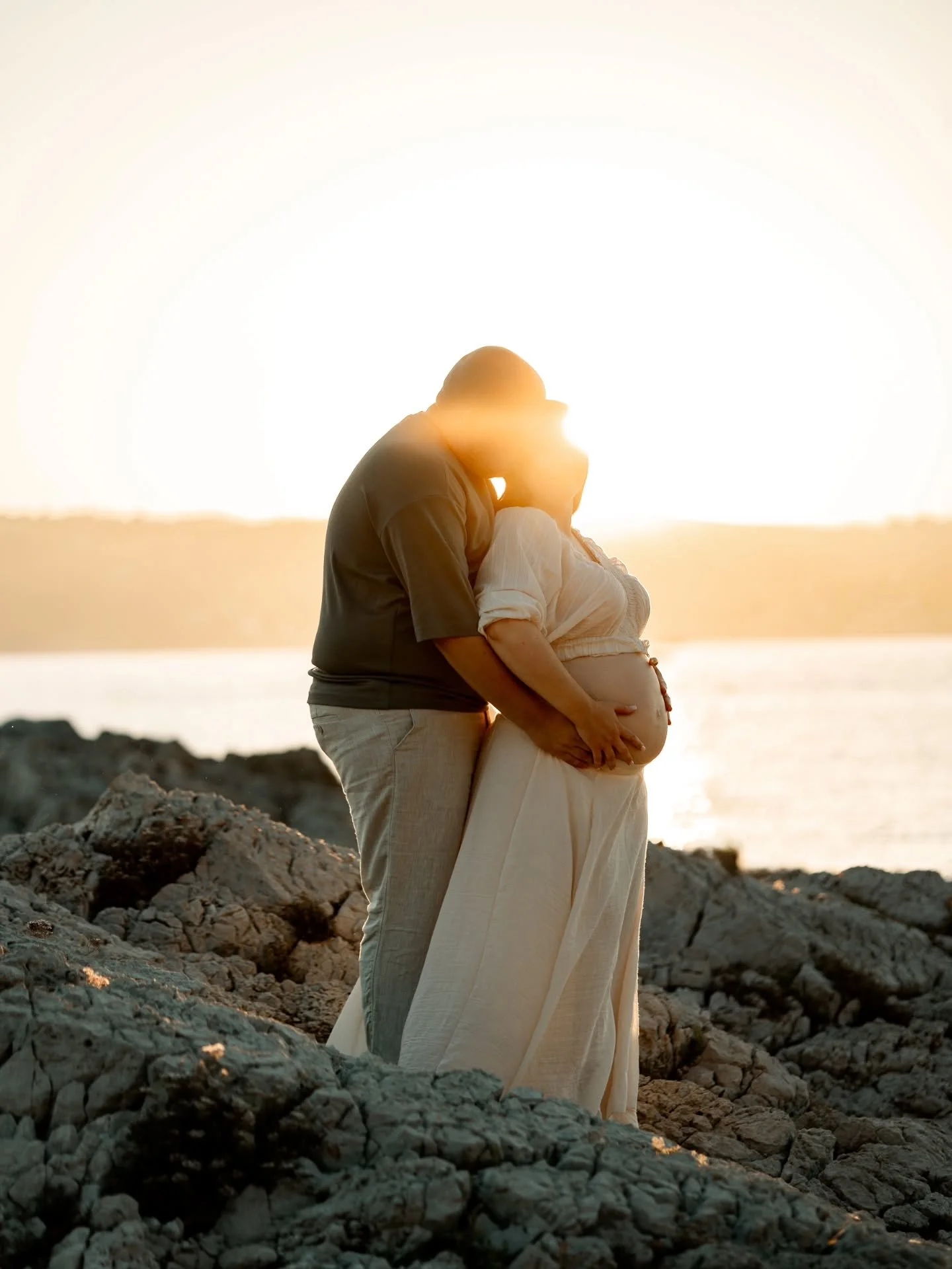 ☀️ S&eacute;ance de grossesse lumineuse pour M&amp;L
Merci &agrave; eux pour leur confiance ! 

📷 Je suis Camille, photographe dans les Alpes maritimes et le Var, je photographie vos familles, vos histoires d'amour et de b&eacute;b&eacute; et vos Ma