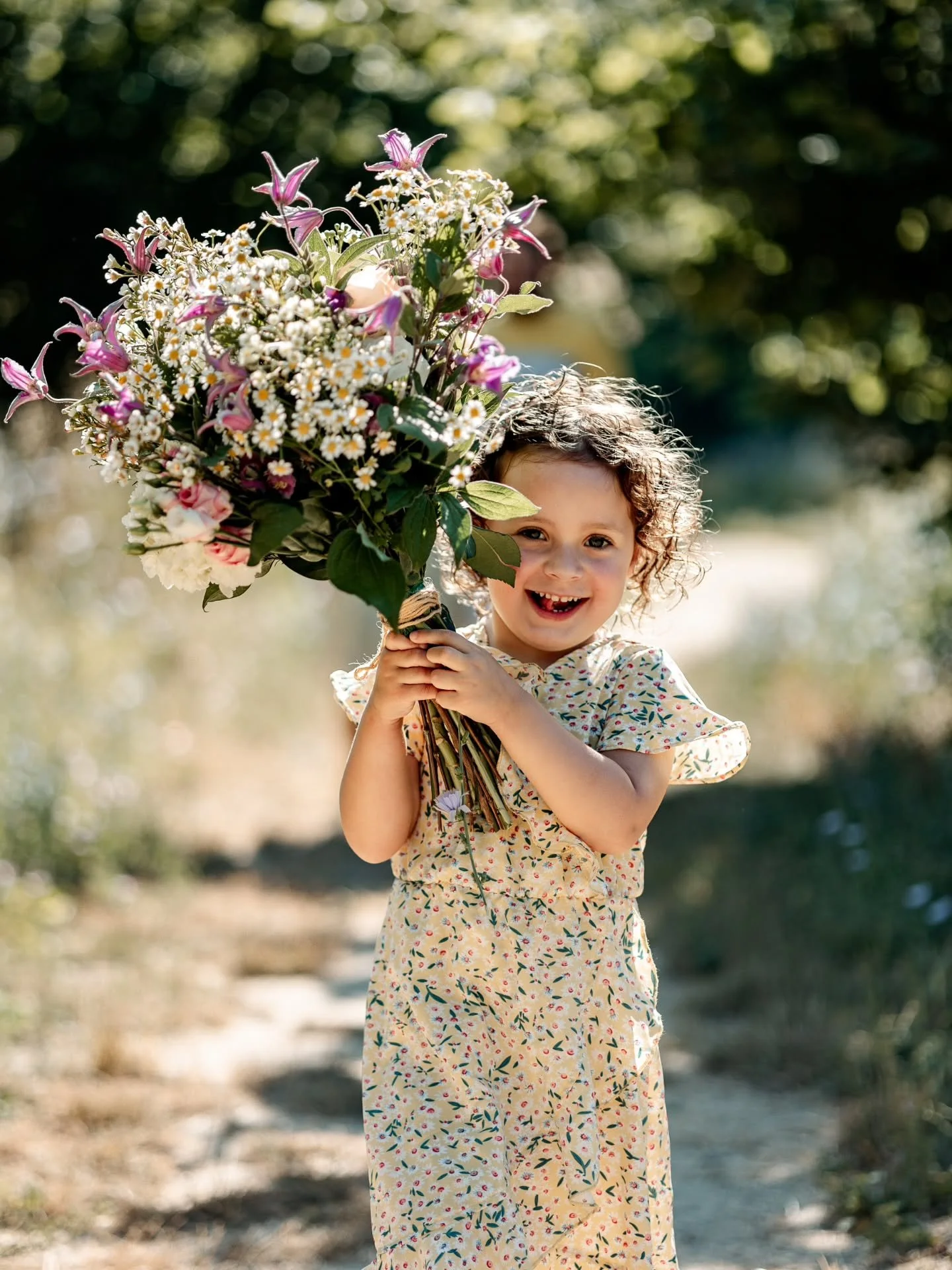 💐Un an de plus &agrave; immortaliser cette princesse ! 

Merci &agrave; @beraud_mathieu et sa ch&eacute;rie pour la confiance renouvel&eacute;e ! 

Un vrai moment de joie dans un d&eacute;cor champ&ecirc;tre 💐

📷 Je suis Camille, photographe dans 