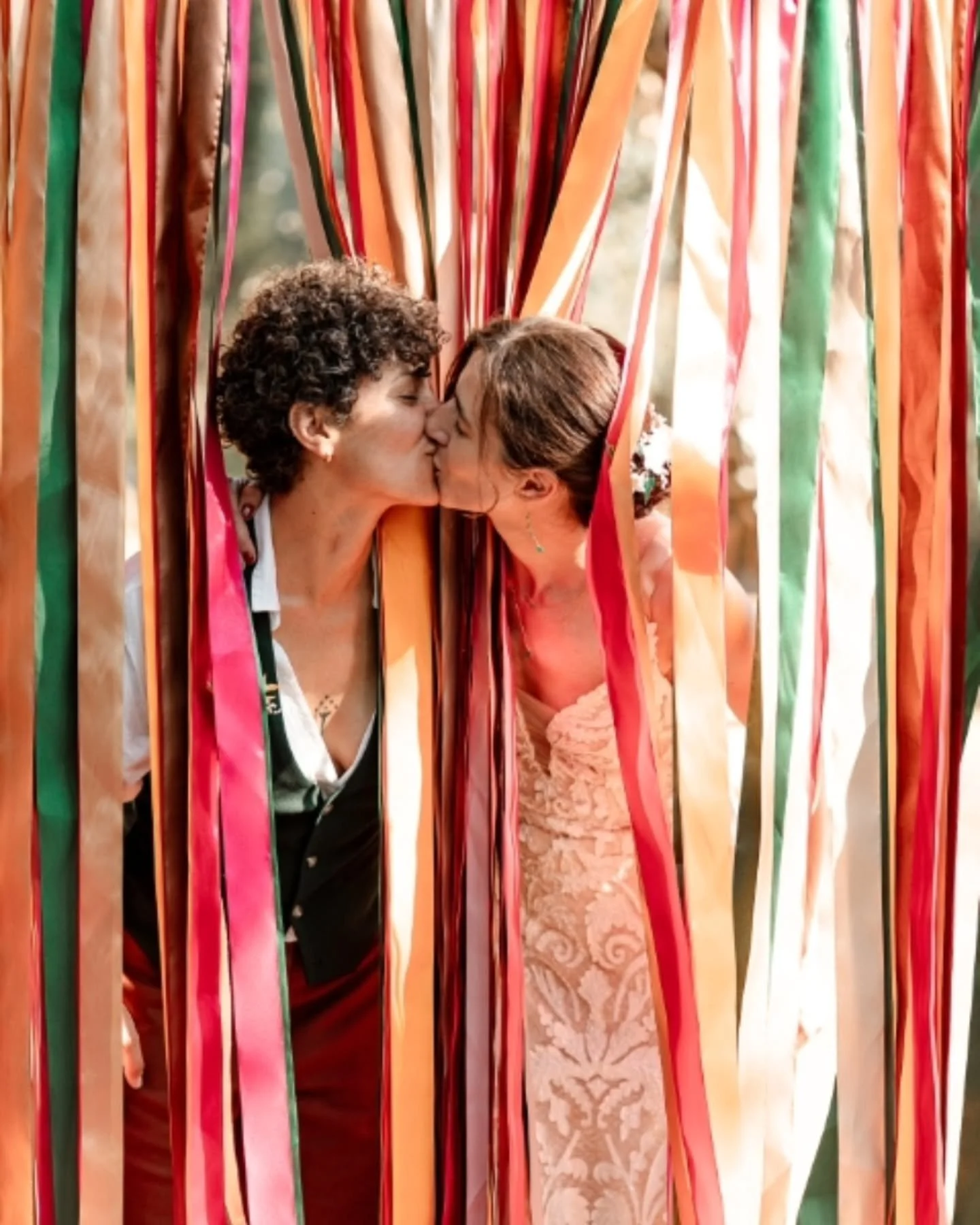 🍒Le mariage color&eacute; boh&egrave;me des magnifiques F&amp;J ! 
Un ambiance &agrave; leurs images une incroyable robe de seconde main, un veston vert, des origamis dans les arbres et des rubans de toutes les couleurs... 
Merci &agrave; @po0mme d'