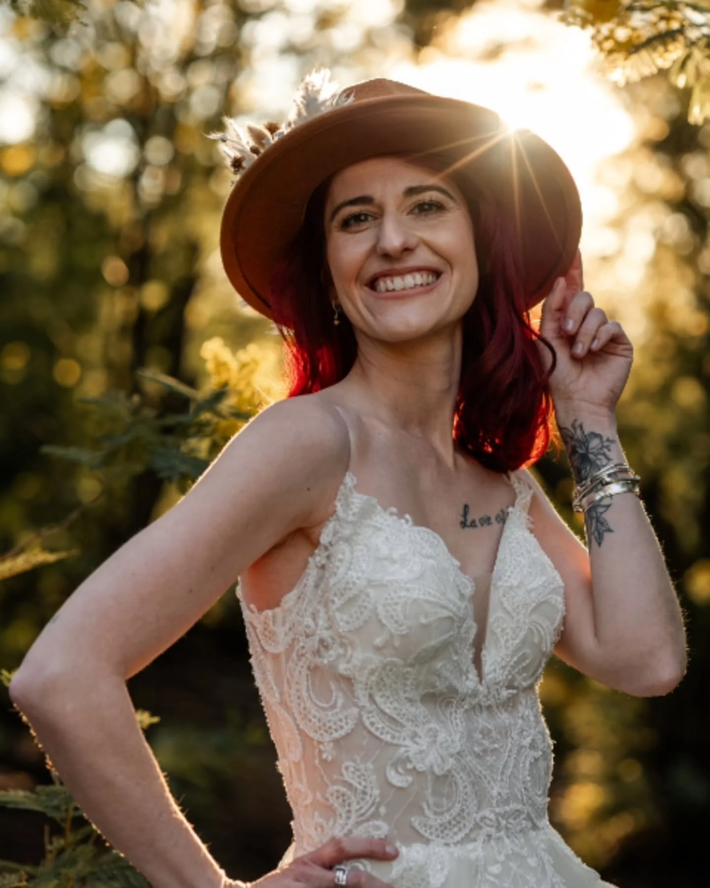 Red girl yellow flowers ! 
La sublime @flo_photo21 devant l'objectif plut&ocirc;t que derri&egrave;re l'appareil photo ! 

Fleur blanche dans un bouquet de mimosa !

Robe :@wedding_by_couleurcouture
Maquillage :@redmermaidmua 

Je suis Camille photog