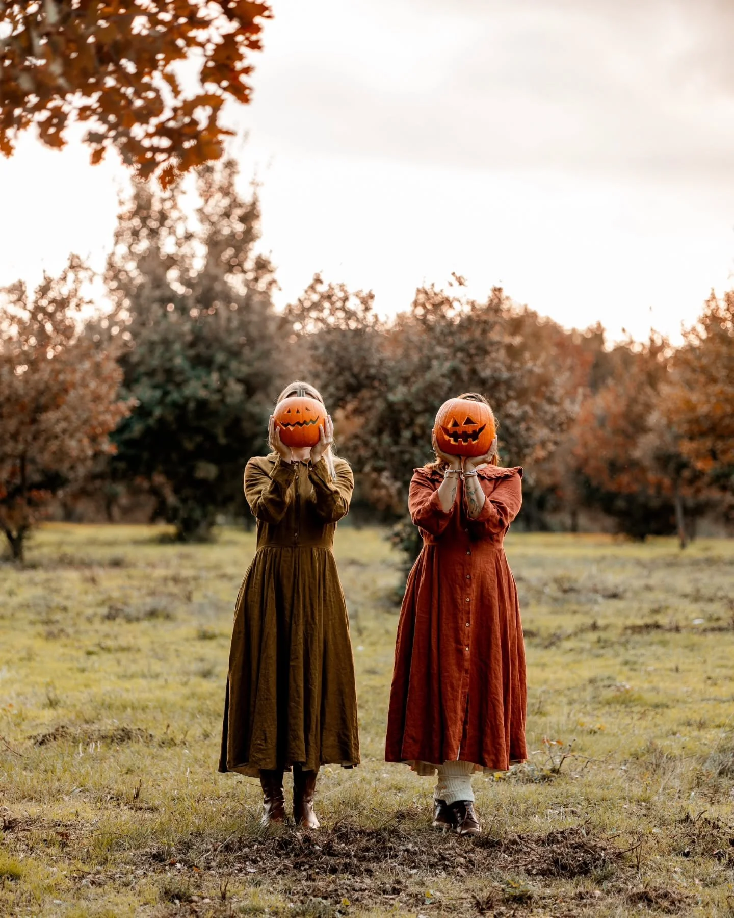 🎃 This is Halloween 🎃

Les pumpkins besties sont de sortie ! 

Un joli moment entre copines, plein de joie et de citrouilles ! 
Le soleil &eacute;tait cach&eacute; par un gros nuage : ambiance spooky au rendez vous pour &ecirc;tre dans le mood parf