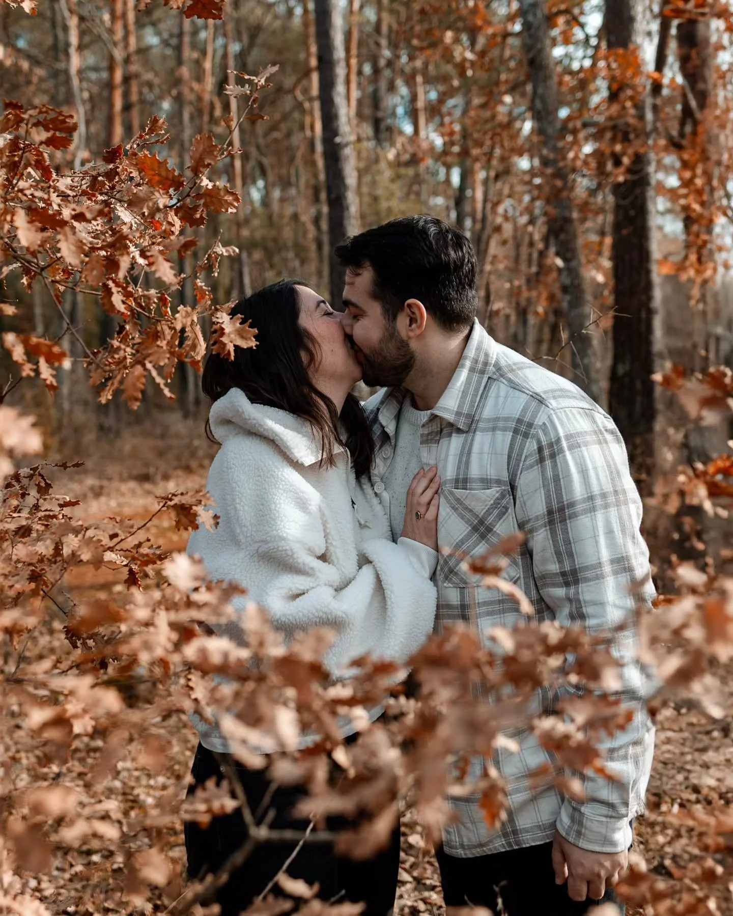 La semaine derni&egrave;re c'&eacute;tait le mariage de ces deux l&agrave; ! @finou22 et @brizio__21 en attendant les photos du mariage retour sur cette jolie s&eacute;ance d'engagement automnal ( faites en janvier 😂) ! 

Beaucoup d'amour, des grand