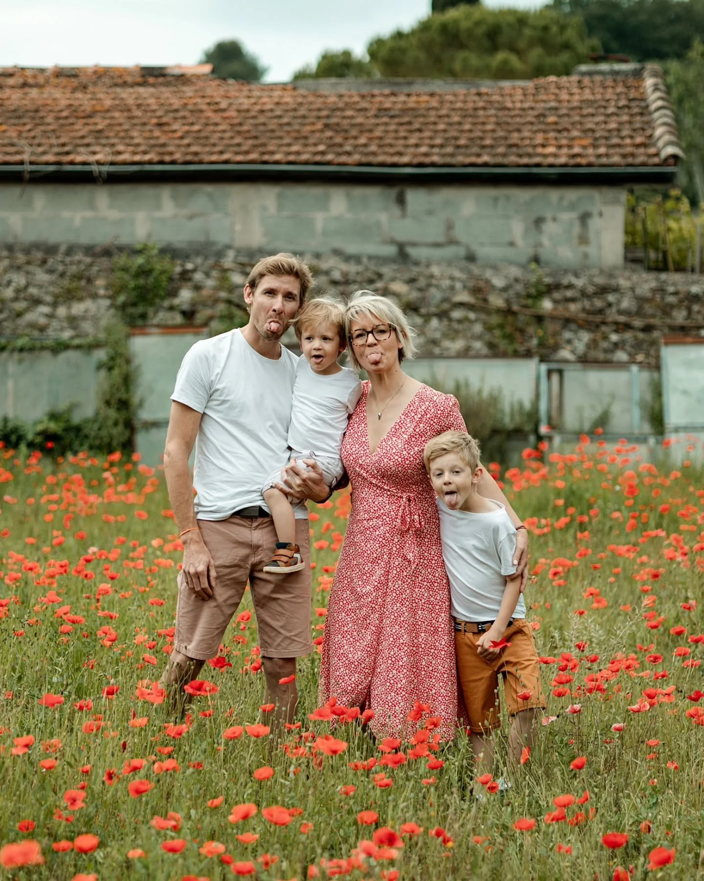 Pause dans les coquelicots !
Un joli moment en famille autour de Biot.

Je suis Camille, photographe professionnelle dans les Alpes maritimes,
Je photographie vos familles votre couple, vos mariage... et bien d'autres moments encore !
Contactez moi e